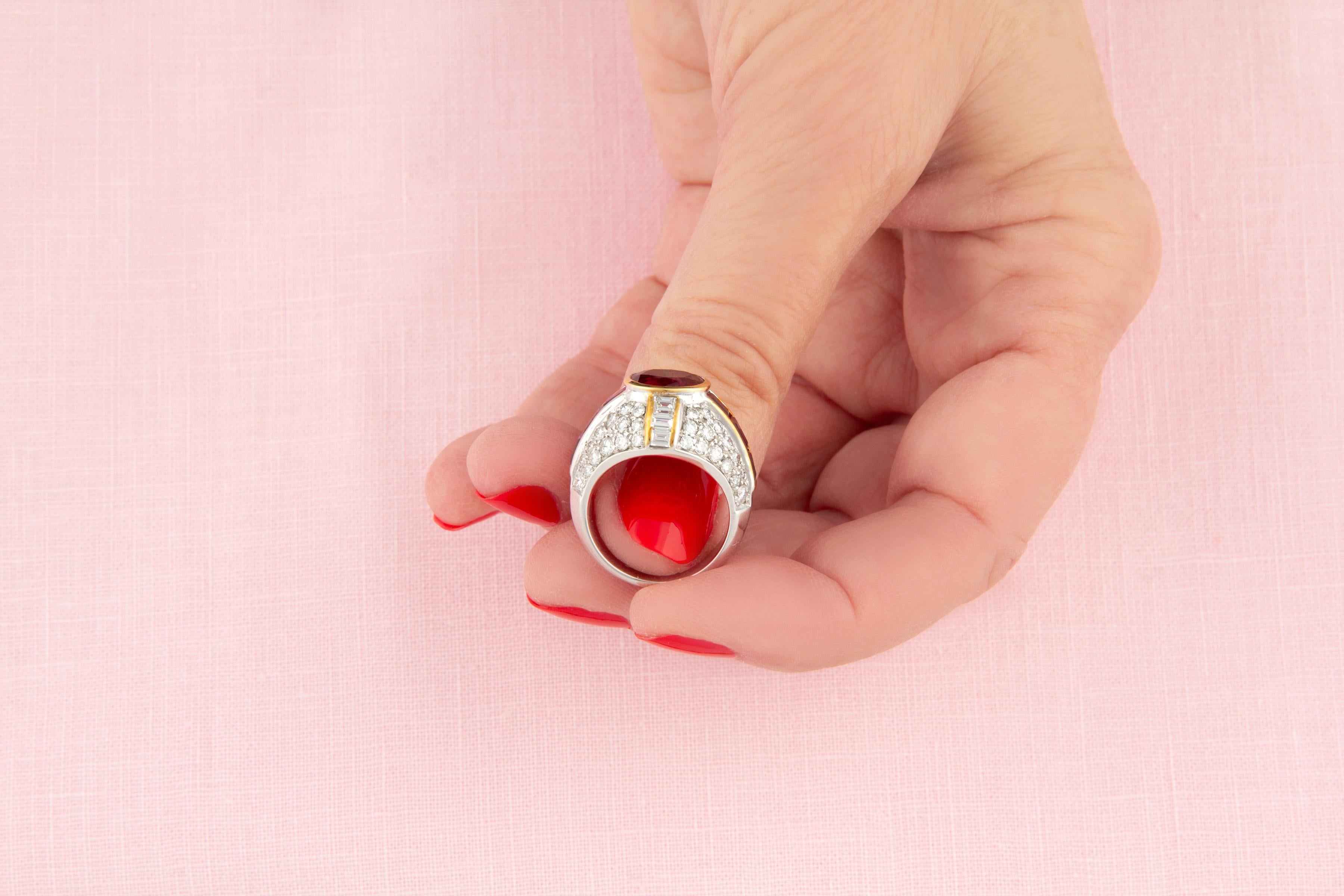 Rubin- und Diamant-Cocktailring Design von Ella Gafter Damen im Angebot