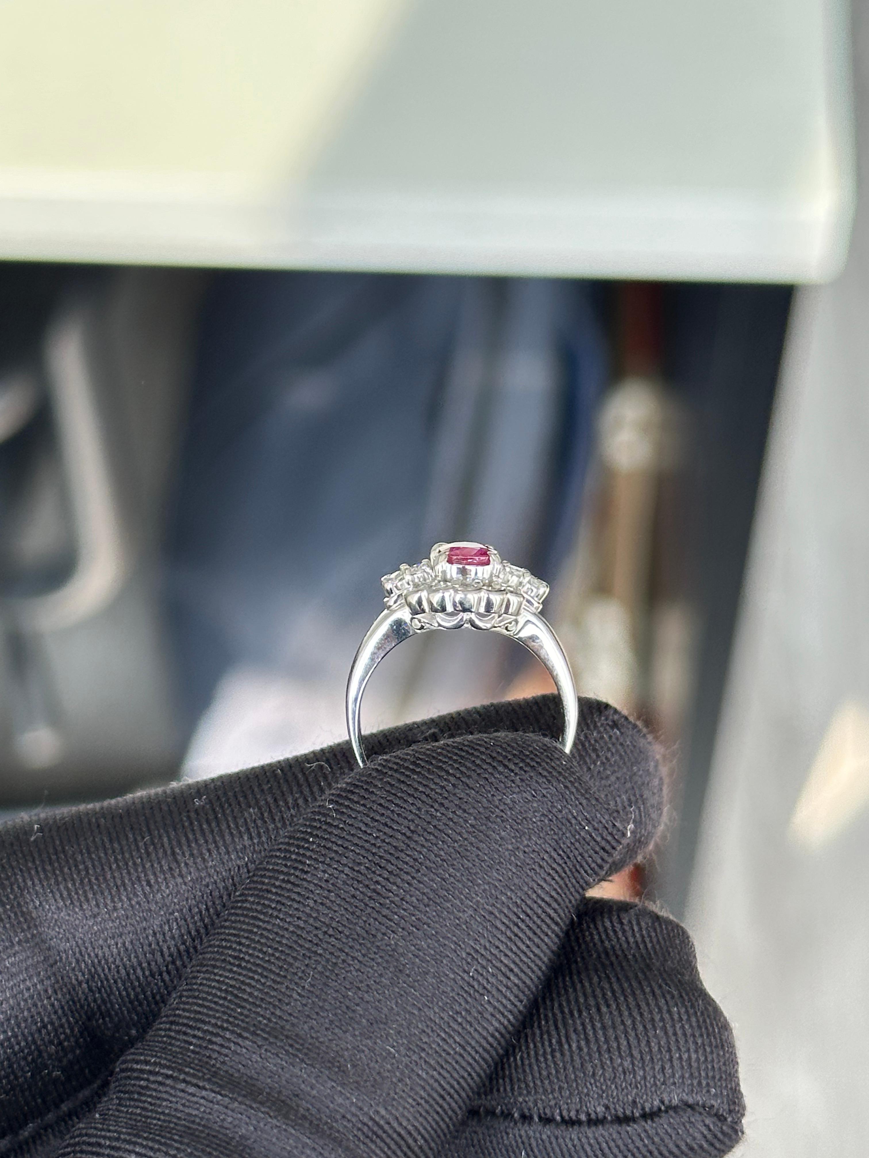 Taille ovale Bague cocktail rubis et diamant en vente