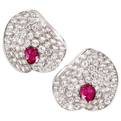 Boucles d'oreilles contemporaines « pétale » en or blanc avec rubis et diamants