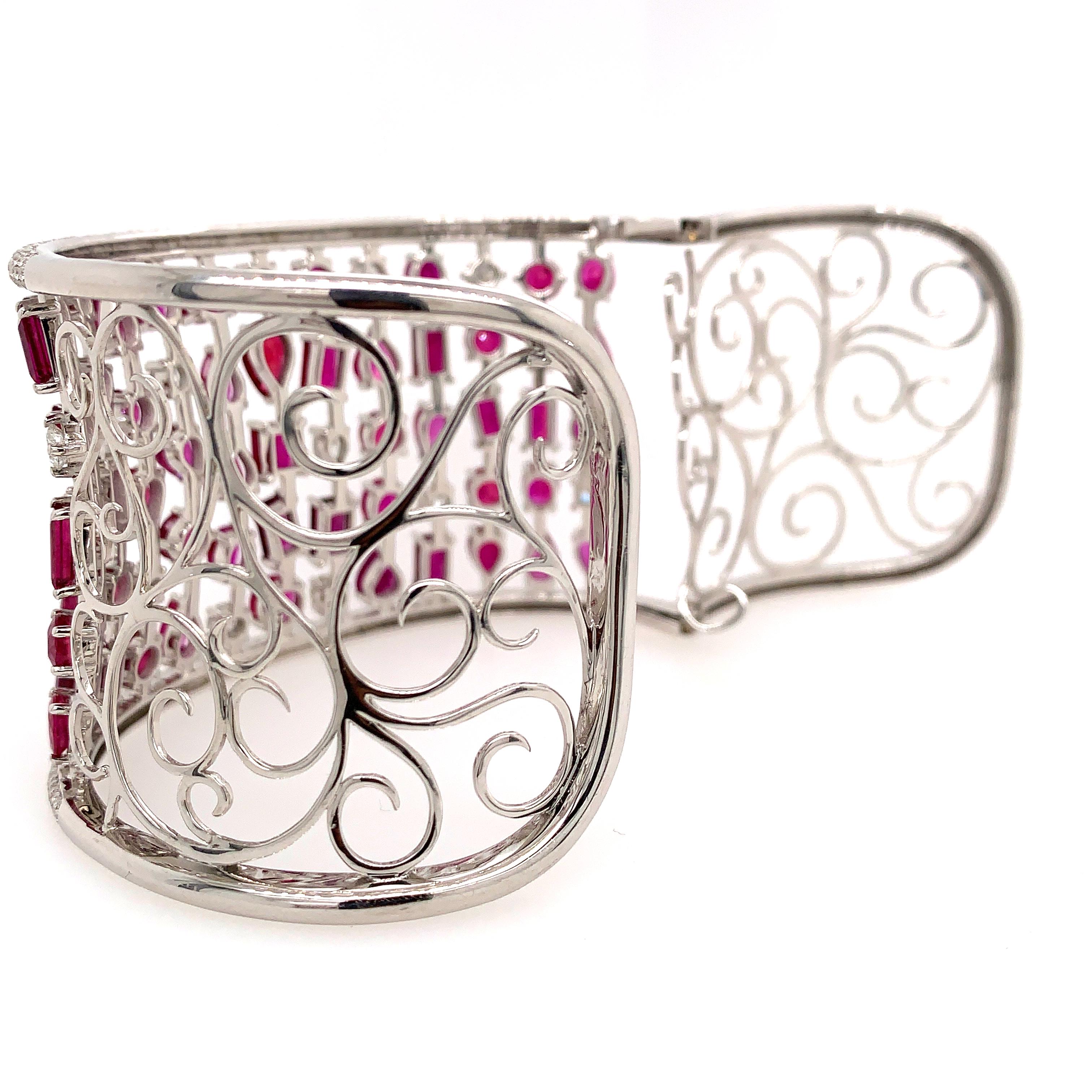 Contemporain RUCHI Bracelet manchette en or blanc, rubis et diamants en vente