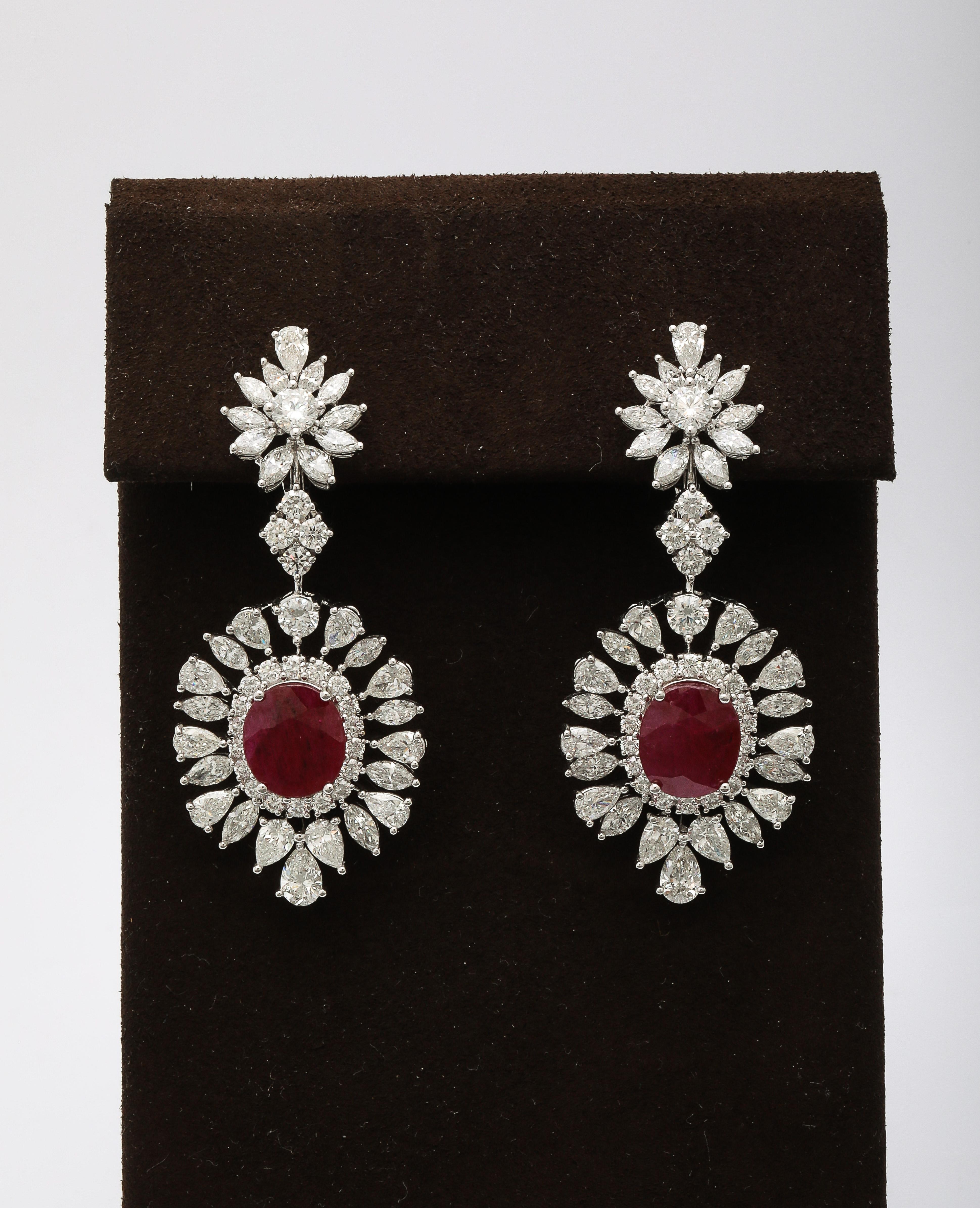 
Une fabuleuse paire de boucles d'oreilles en rubis et diamants. 

8,19 carats de rubis ovale certifié rouge intense. 

12,05 carats de diamants ronds de taille brillant, marquise et poire. 

Or blanc 18k. 

Environ 2 pouces de long. 

Un collier