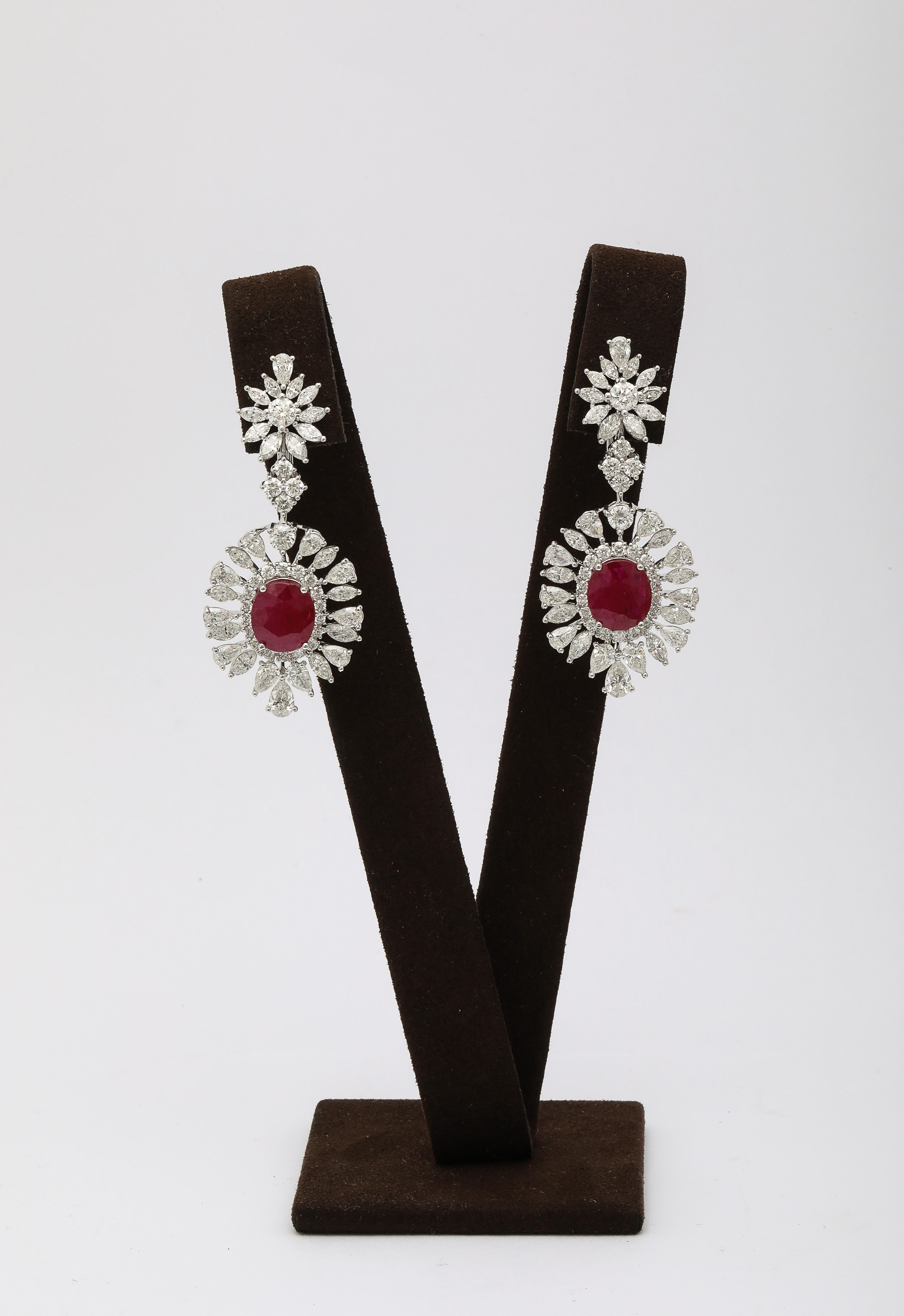 Taille ovale Boucles d'oreilles pendantes en rubis et diamants en vente