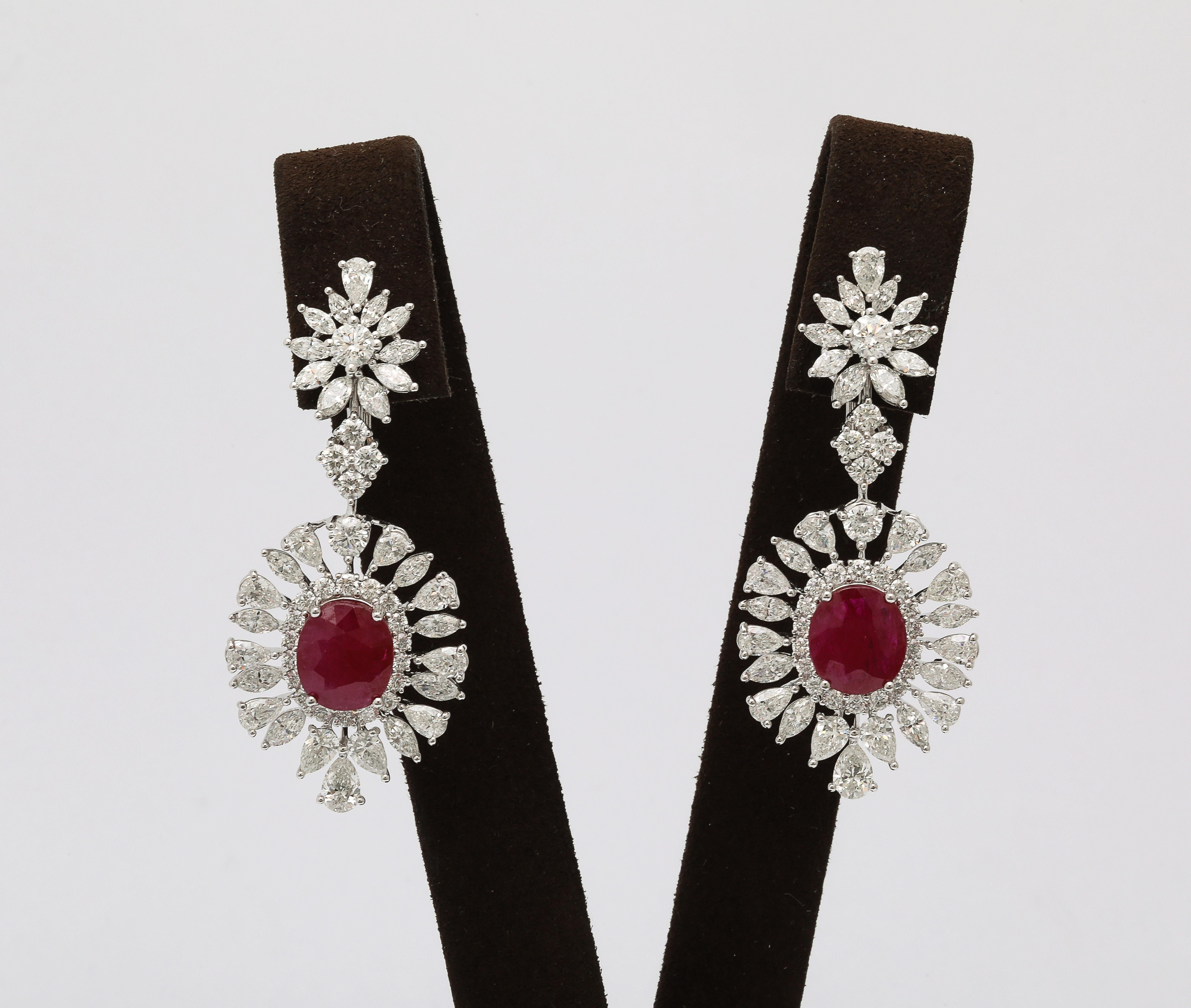 Boucles d'oreilles pendantes en rubis et diamants Neuf - En vente à New York, NY