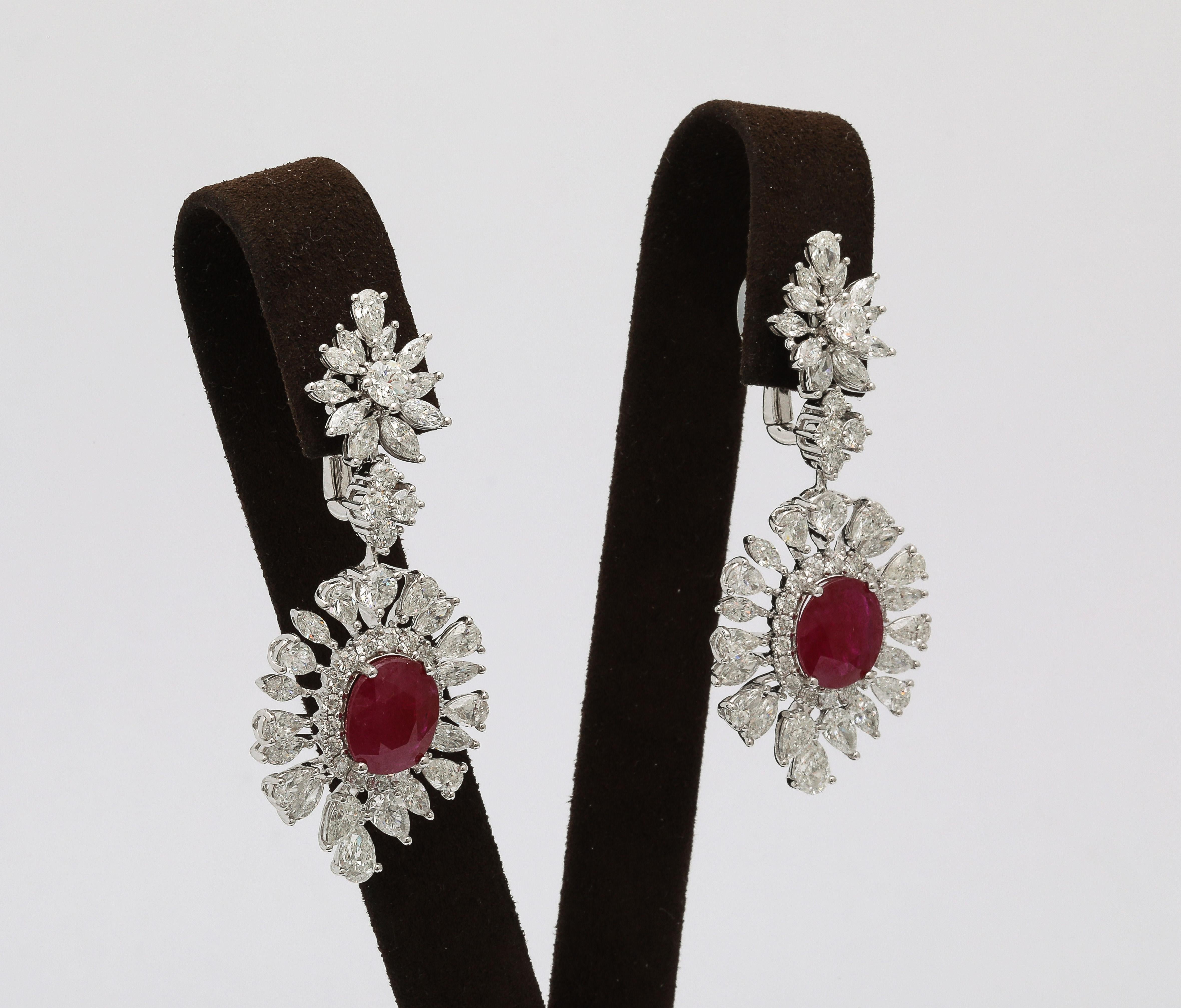 Boucles d'oreilles pendantes en rubis et diamants en vente 1