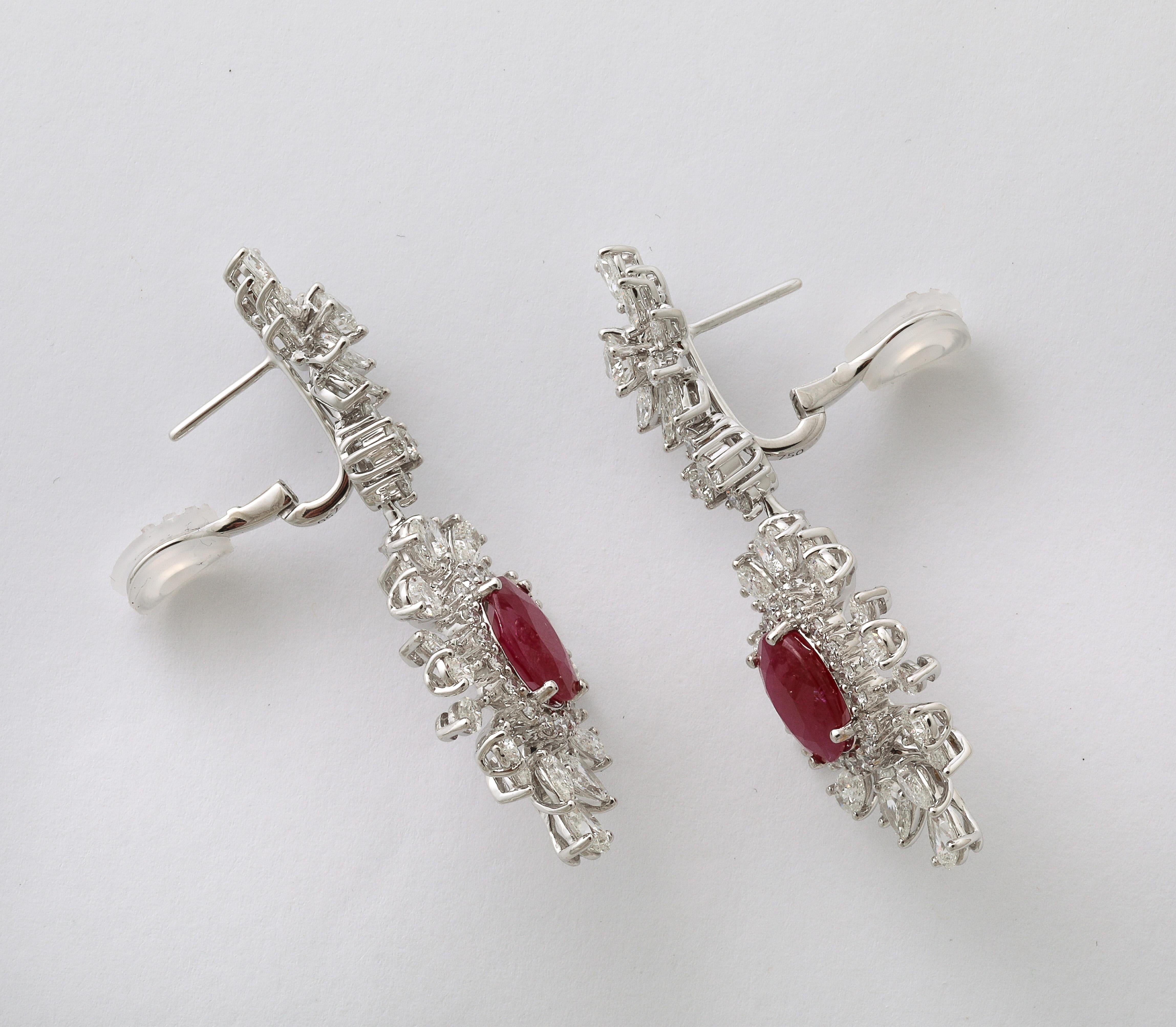 Boucles d'oreilles pendantes en rubis et diamants en vente 2