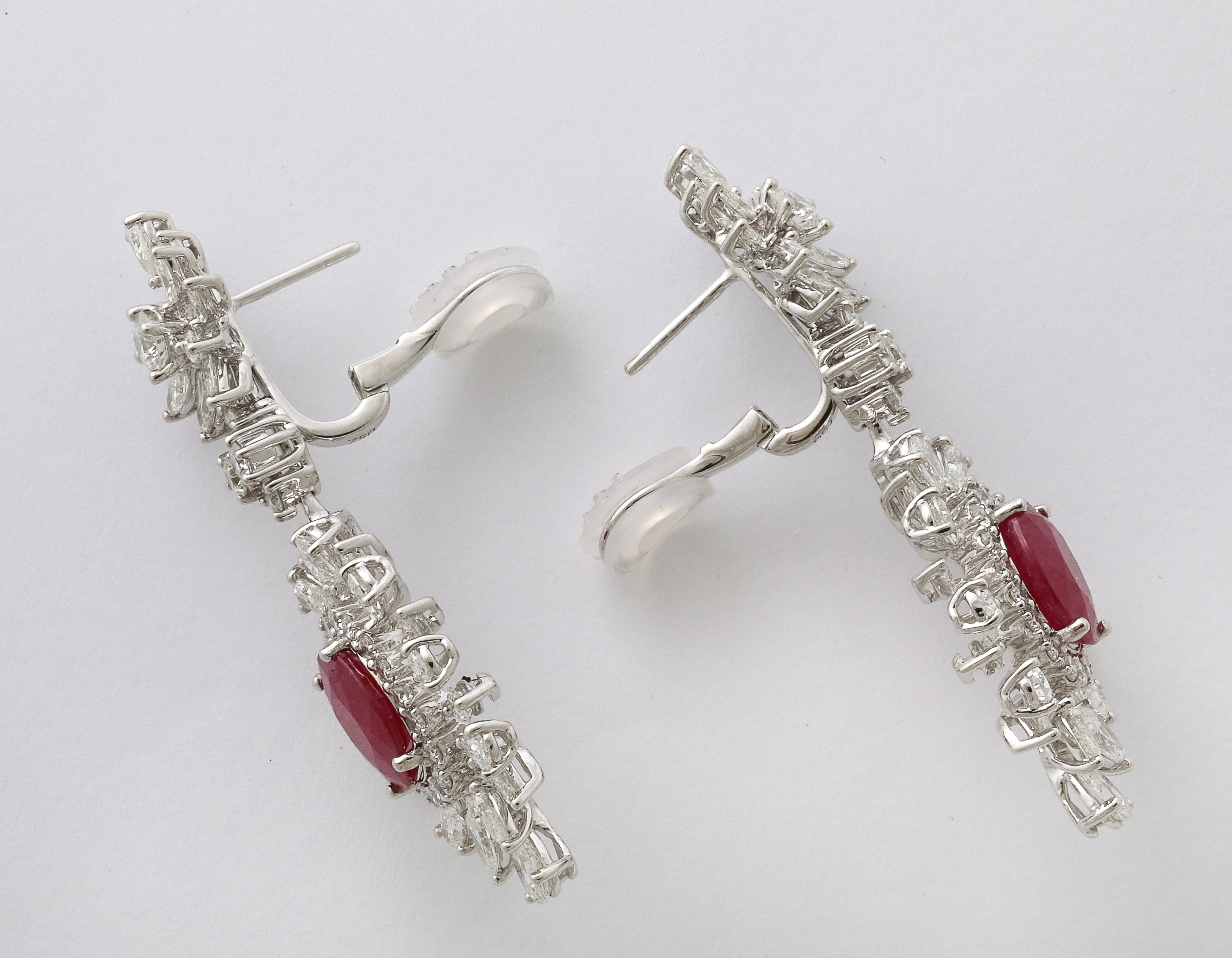 Boucles d'oreilles pendantes en rubis et diamants en vente 3