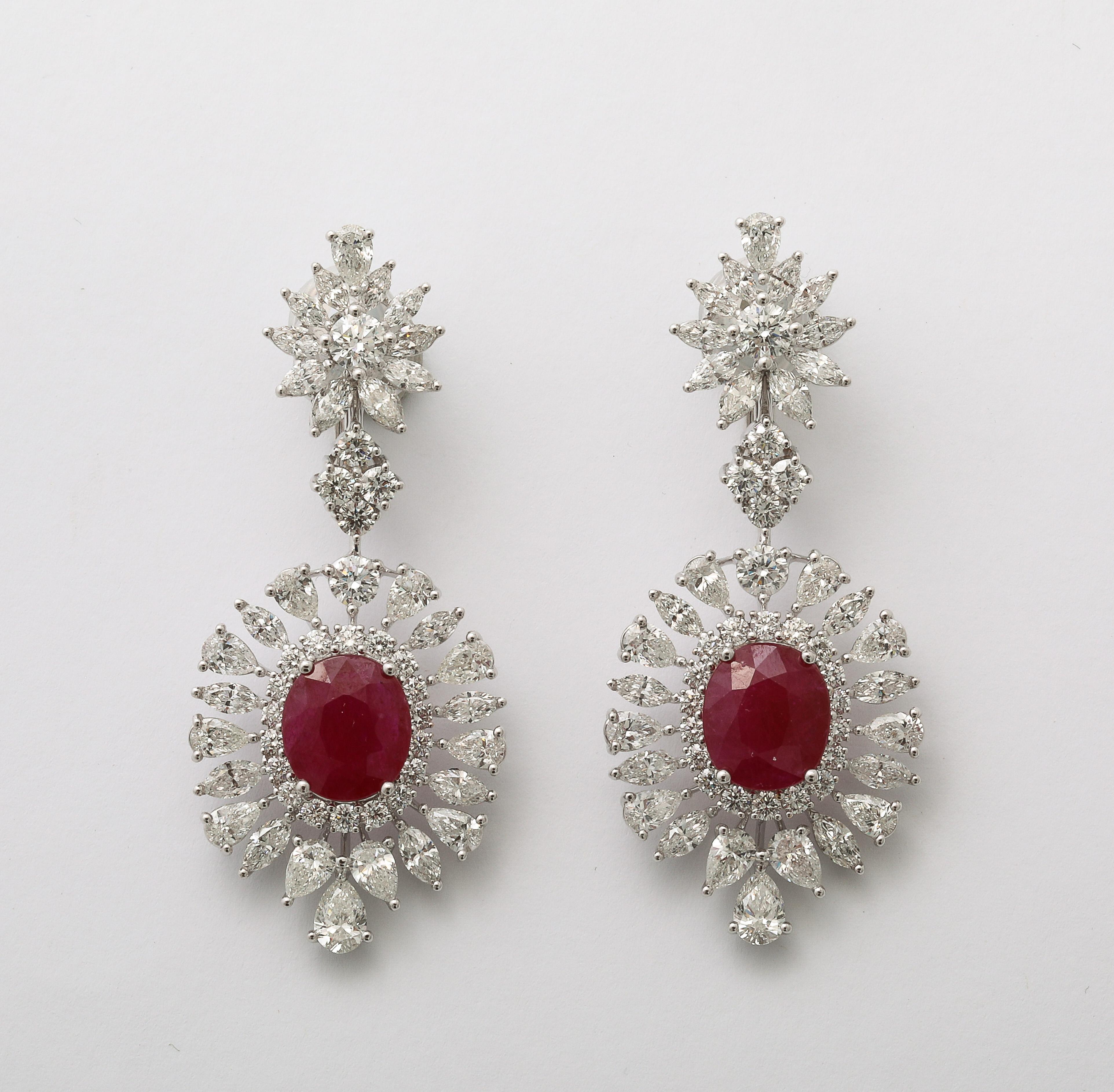 Boucles d'oreilles pendantes en rubis et diamants en vente 4