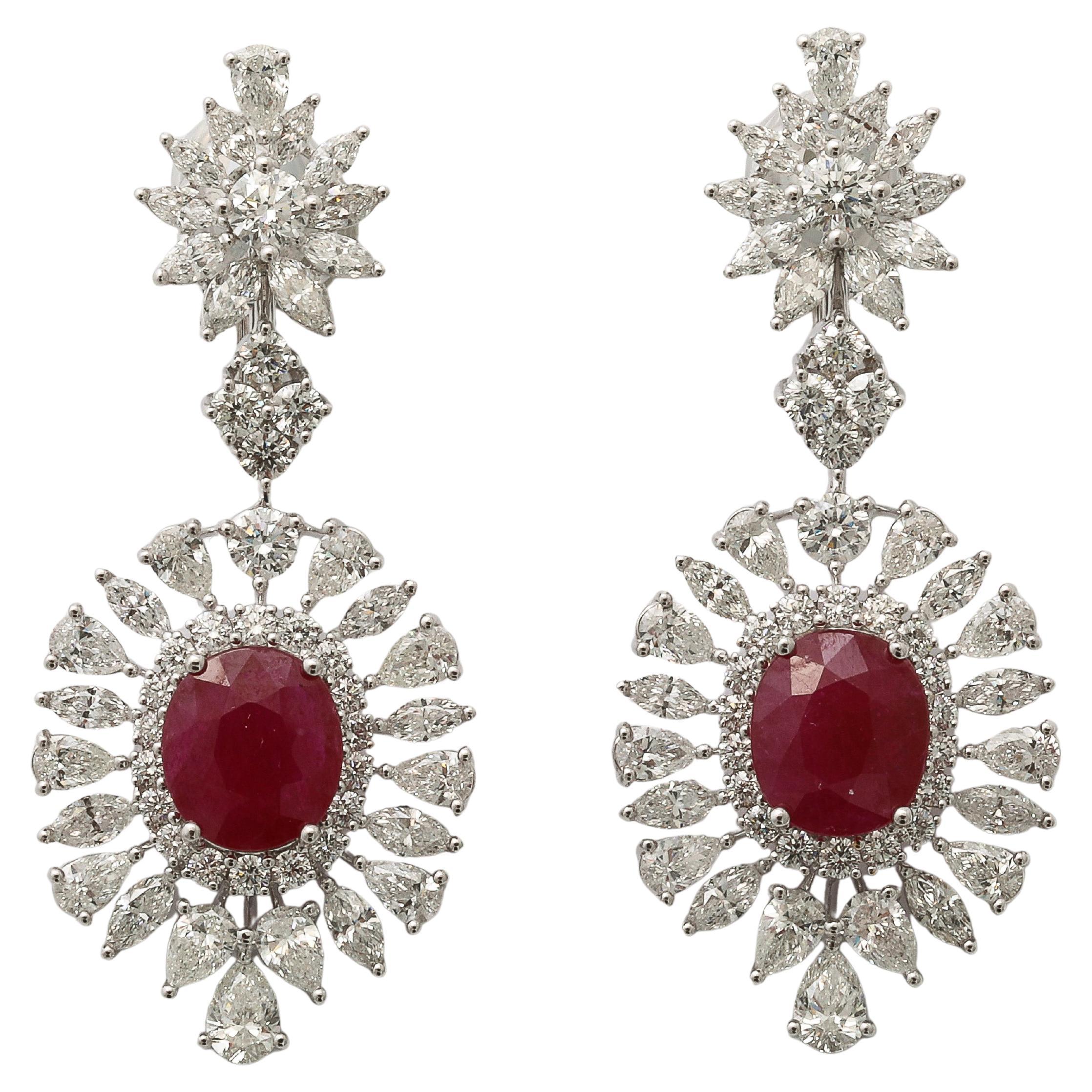 Boucles d'oreilles pendantes en rubis et diamants en vente
