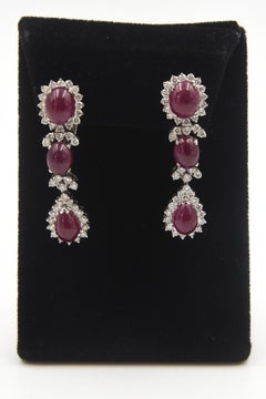 Pendientes de oro blanco con gota colgante de rubíes y diamantes