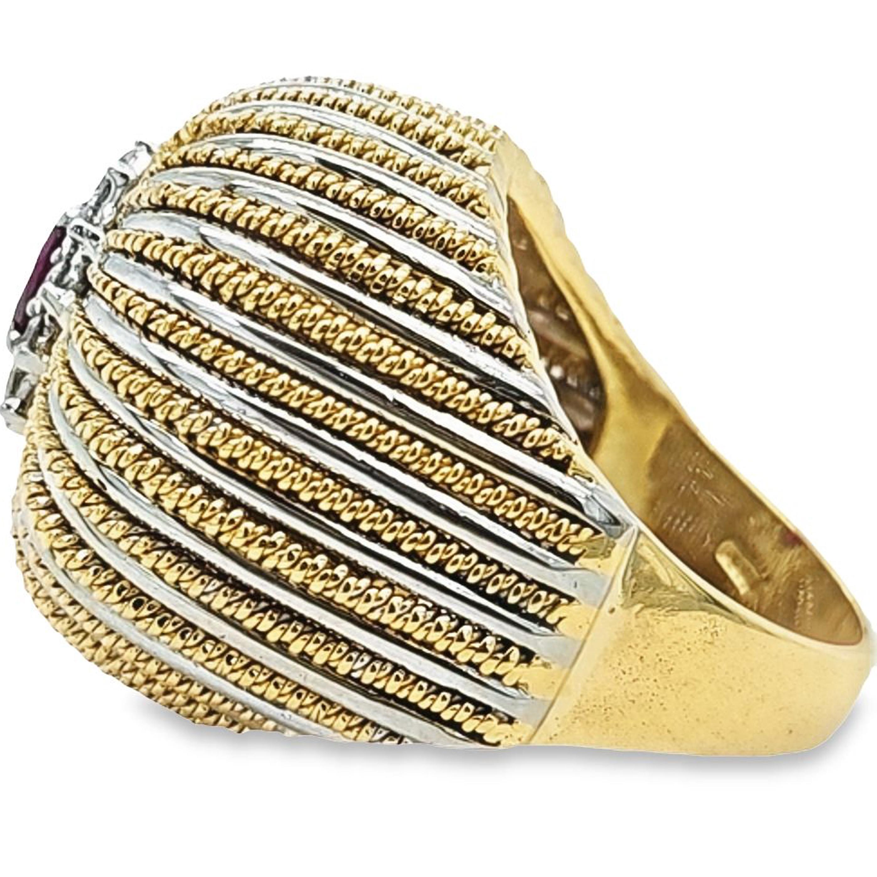Taglio cuscino Anello con cupola di rubini e diamanti in oro bicolore in vendita