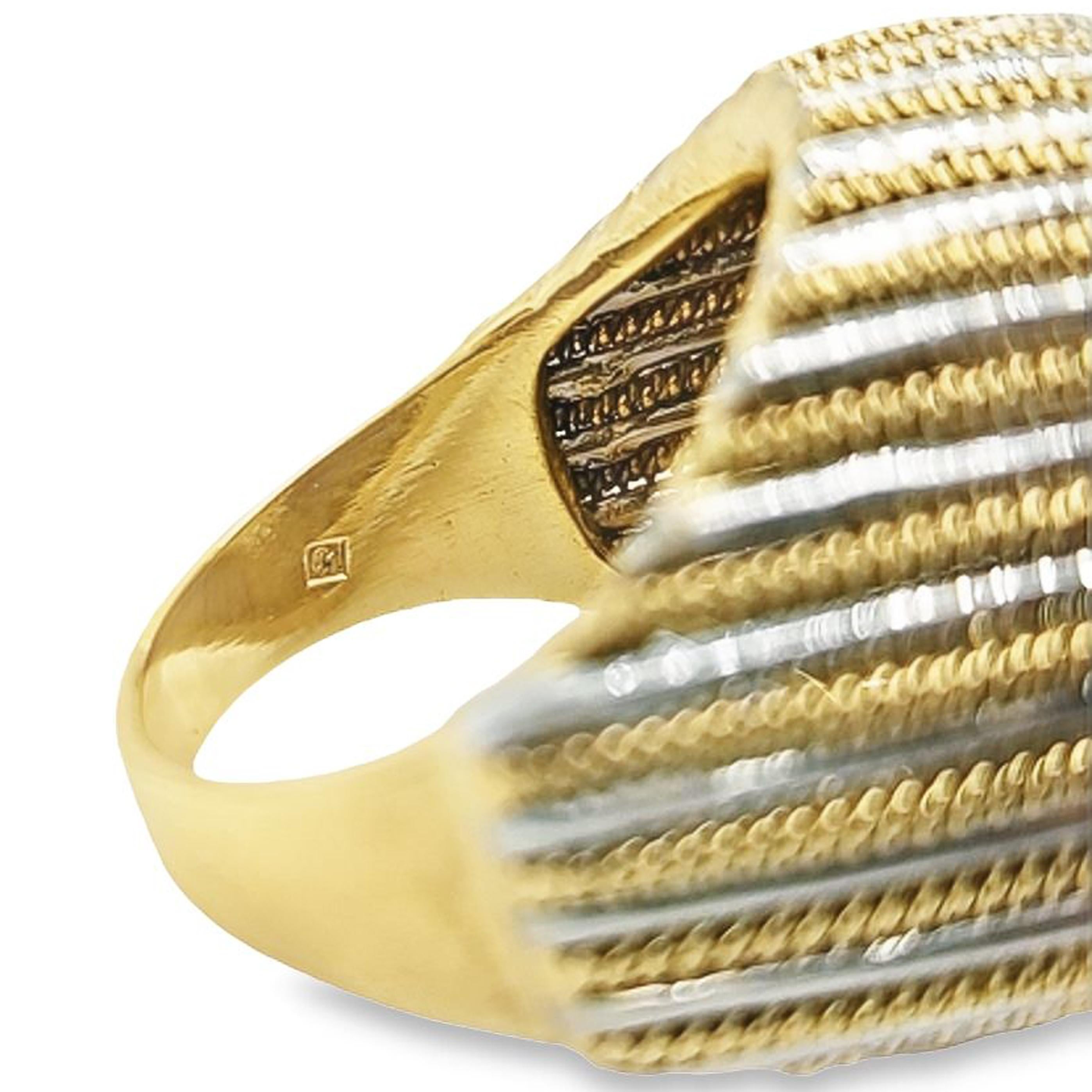 Donna Anello con cupola di rubini e diamanti in oro bicolore in vendita