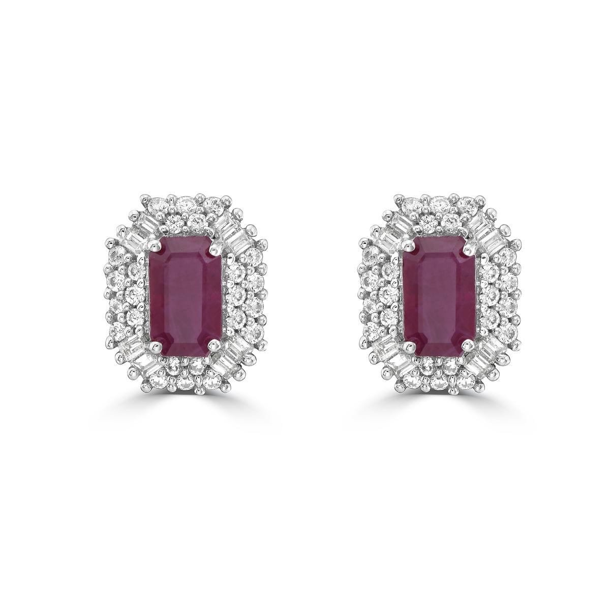 Gönnen Sie sich Luxus mit unseren Doppelhalo-Ohrsteckern mit Rubinen und Diamanten. Diese Rubin-Ohrstecker sind mit atemberaubenden Rubinen im Baguetteschliff besetzt und strahlen Raffinesse und Exklusivität aus. Das schillernde doppelte Halo-Design
