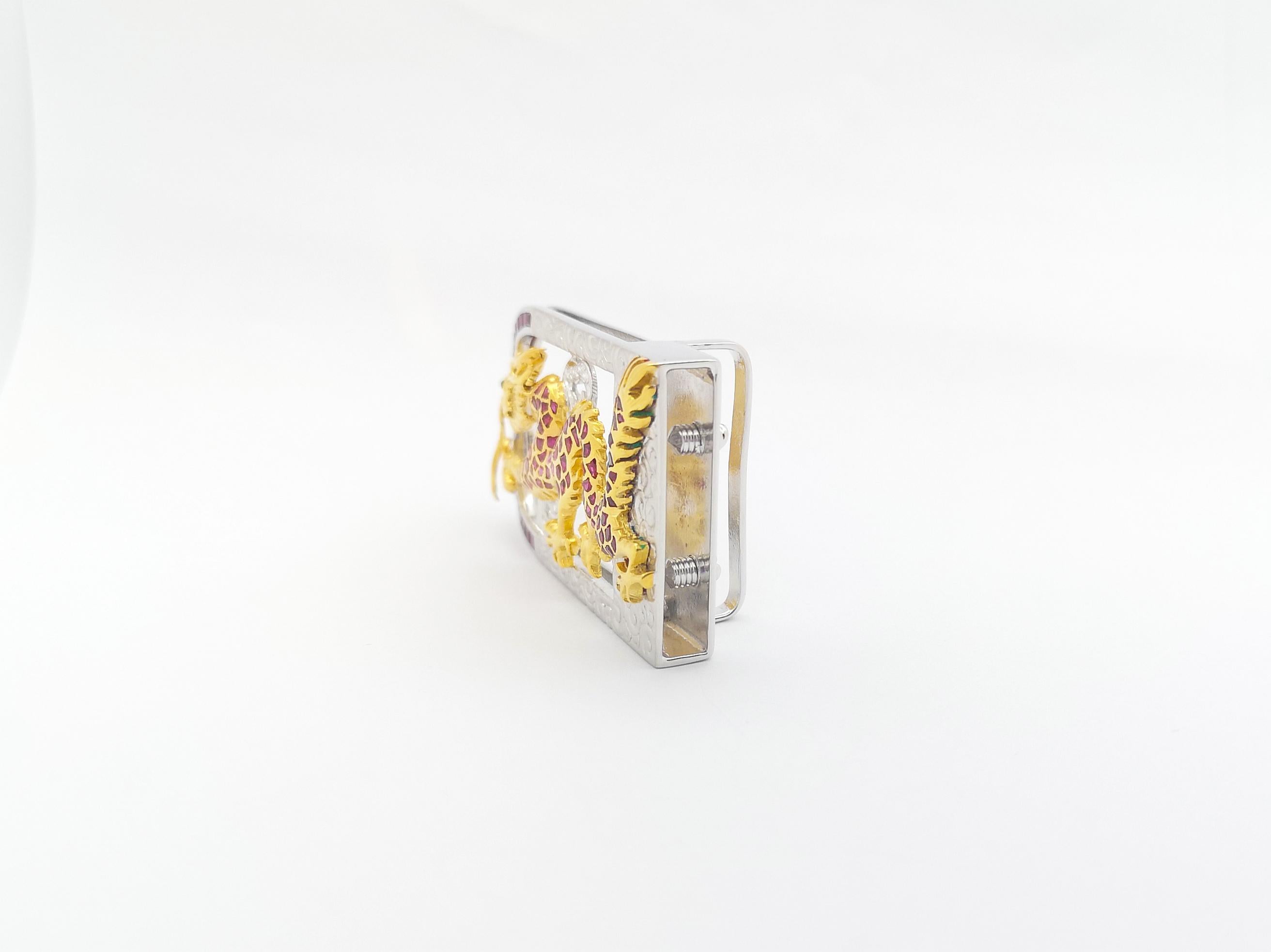 Gürtelschnalle mit Rubin und Diamant in 18 Karat Weißgold gefasst mit Drachen im Zustand „Neu“ im Angebot in Bangkok, TH