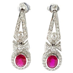 Boucles d'oreilles en goutte en or blanc 18 carats avec rubis et diamants