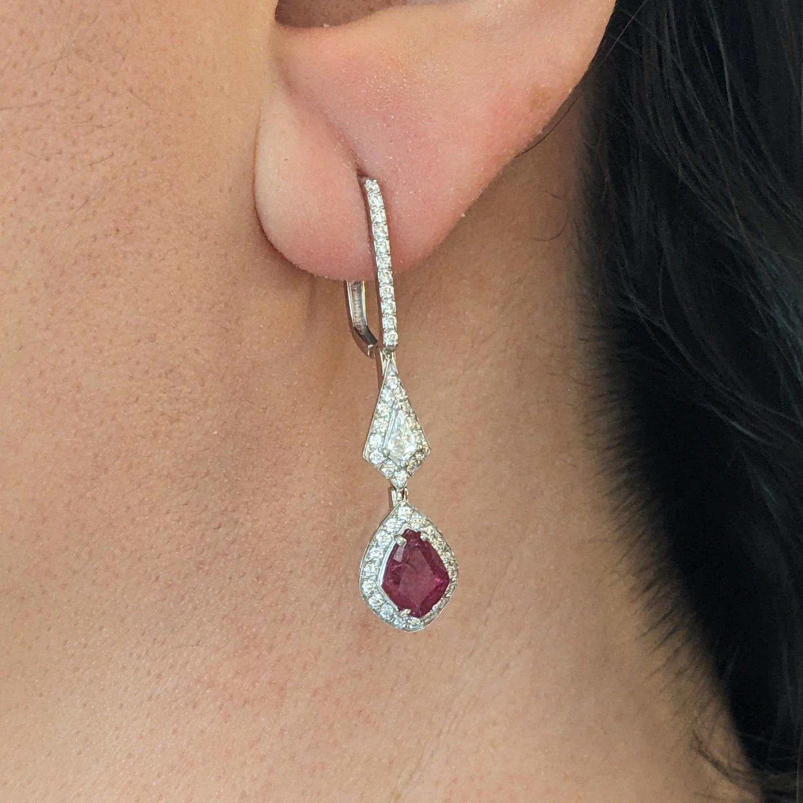 Rubin- und Diamanttropfen-Ohrringe aus 18 Karat Weißgold

Rubin- und Diamantohrringe mit schildförmigen natürlichen Rubinen und schildförmigen Diamanten, umgeben von natürlichen runden Brillanten, alle in 18 Karat Weißgold gefasst. Die Ohrringe sind