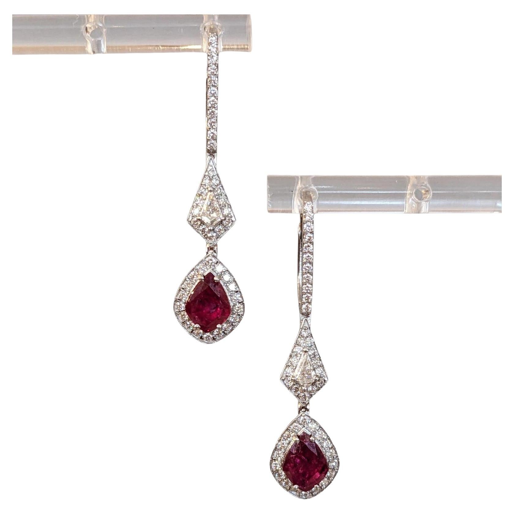 Rubin- und Diamanttropfen-Ohrringe aus 18 Karat Weißgold im Angebot