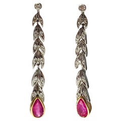 Boucles d'oreilles en goutte en platine et or blanc 18 carats avec rubis et diamants