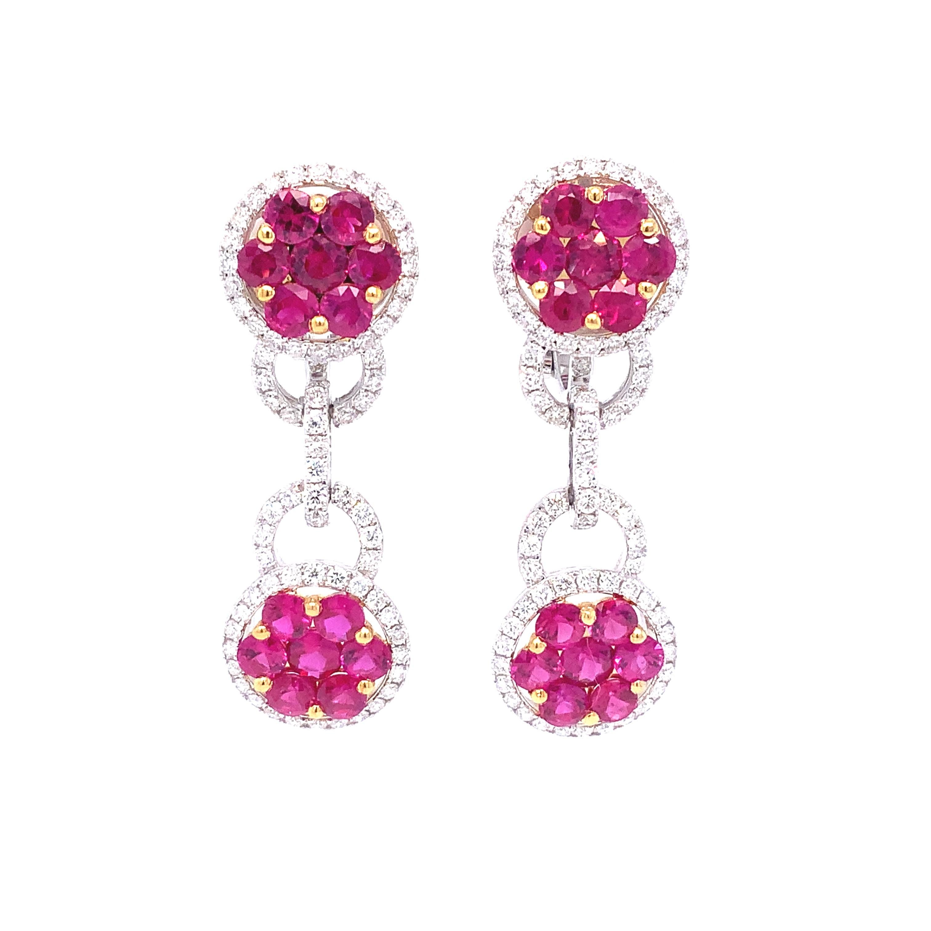Boucles d'oreilles pendantes en or blanc et jaune 18 carats, serties de rubis et de diamants.
Ces boucles d'oreilles pendantes en rubis et diamants sont élégamment réalisées en or blanc et jaune 18 carats. L'association de rubis vibrants et de
