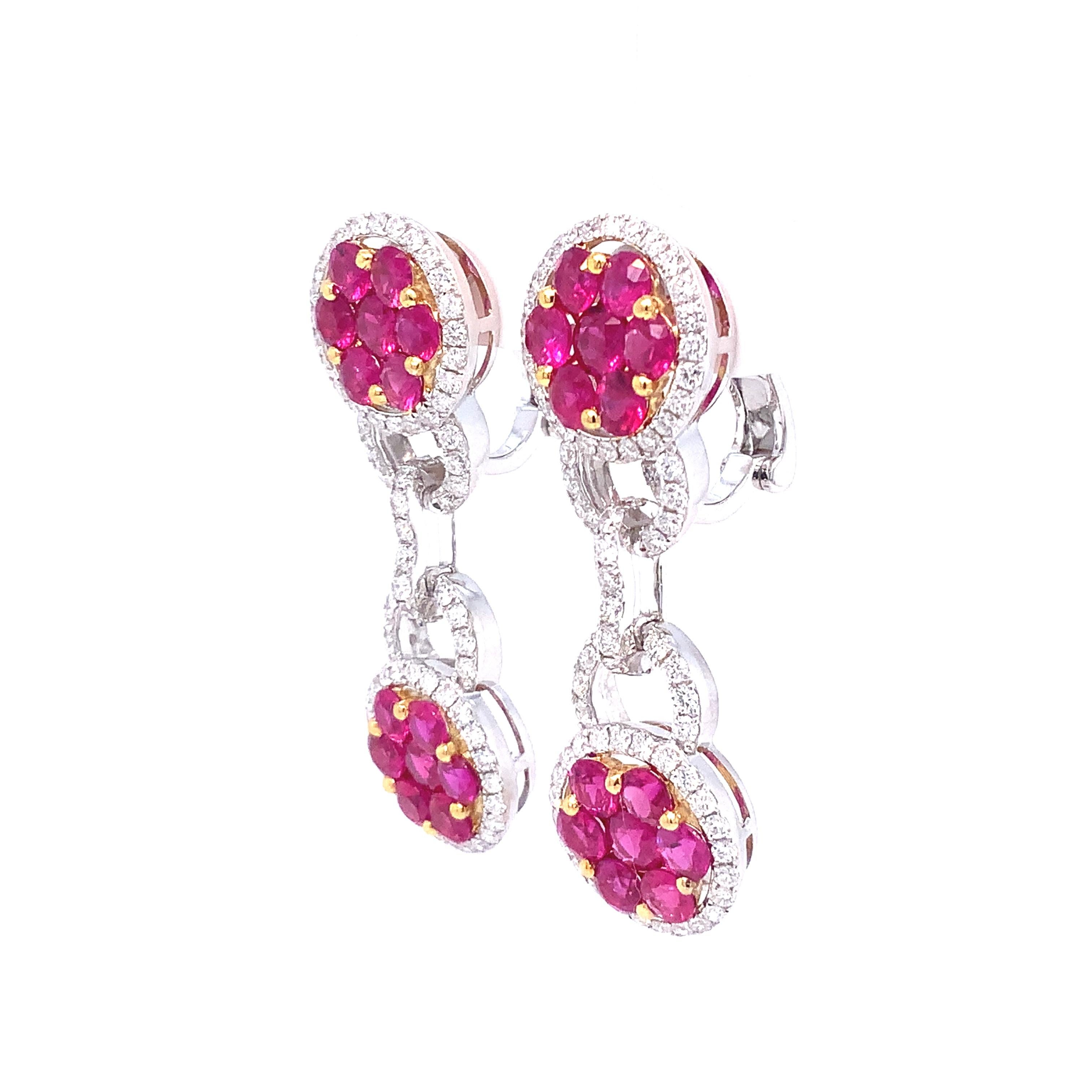 Boucles d'oreilles pendantes en or blanc et jaune 18 carats, serties de rubis et de diamants. Excellent état - En vente à Los Gatos, CA