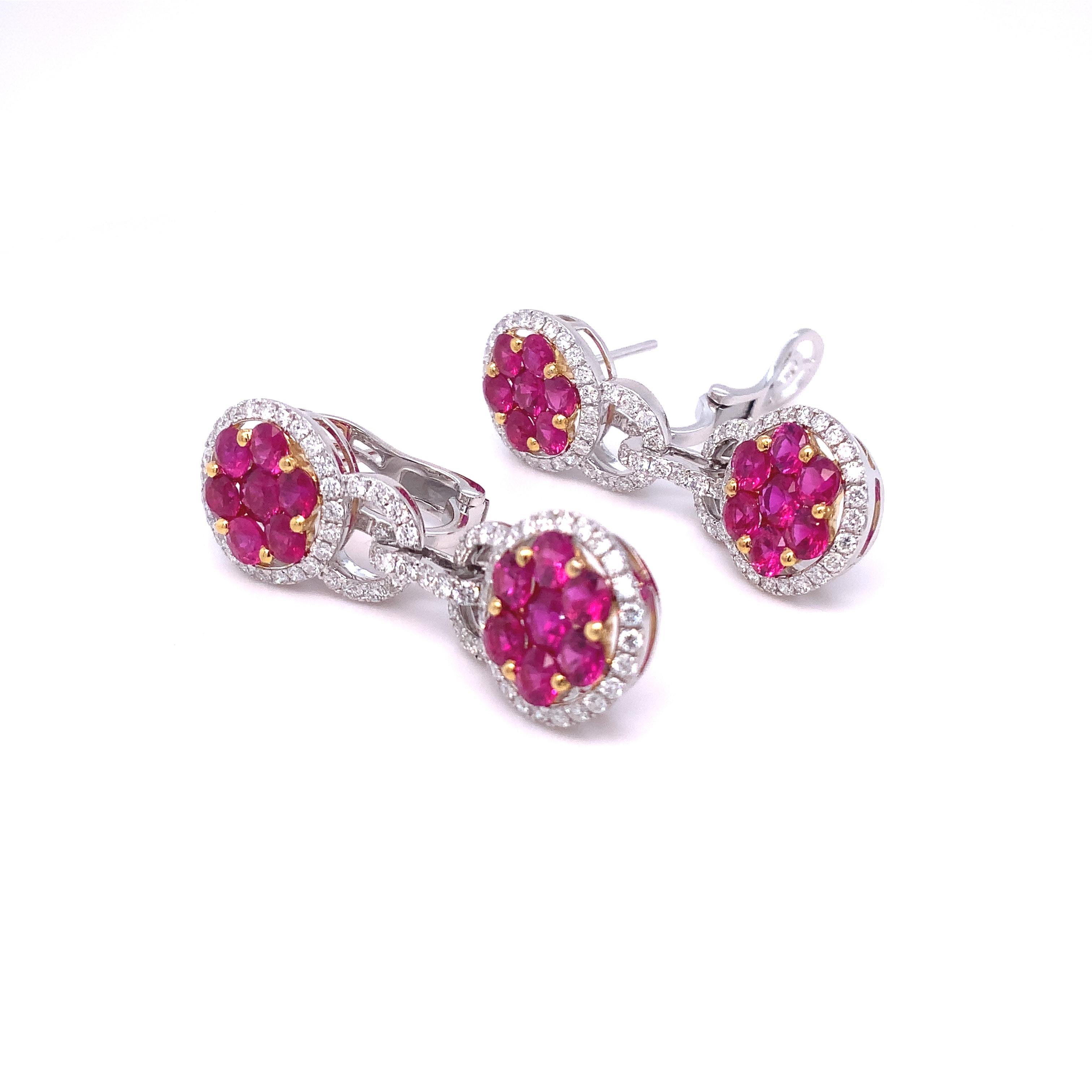 Boucles d'oreilles pendantes en or blanc et jaune 18 carats, serties de rubis et de diamants. en vente 1