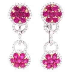 Boucles d'oreilles pendantes en or blanc et jaune 18 carats, serties de rubis et de diamants.