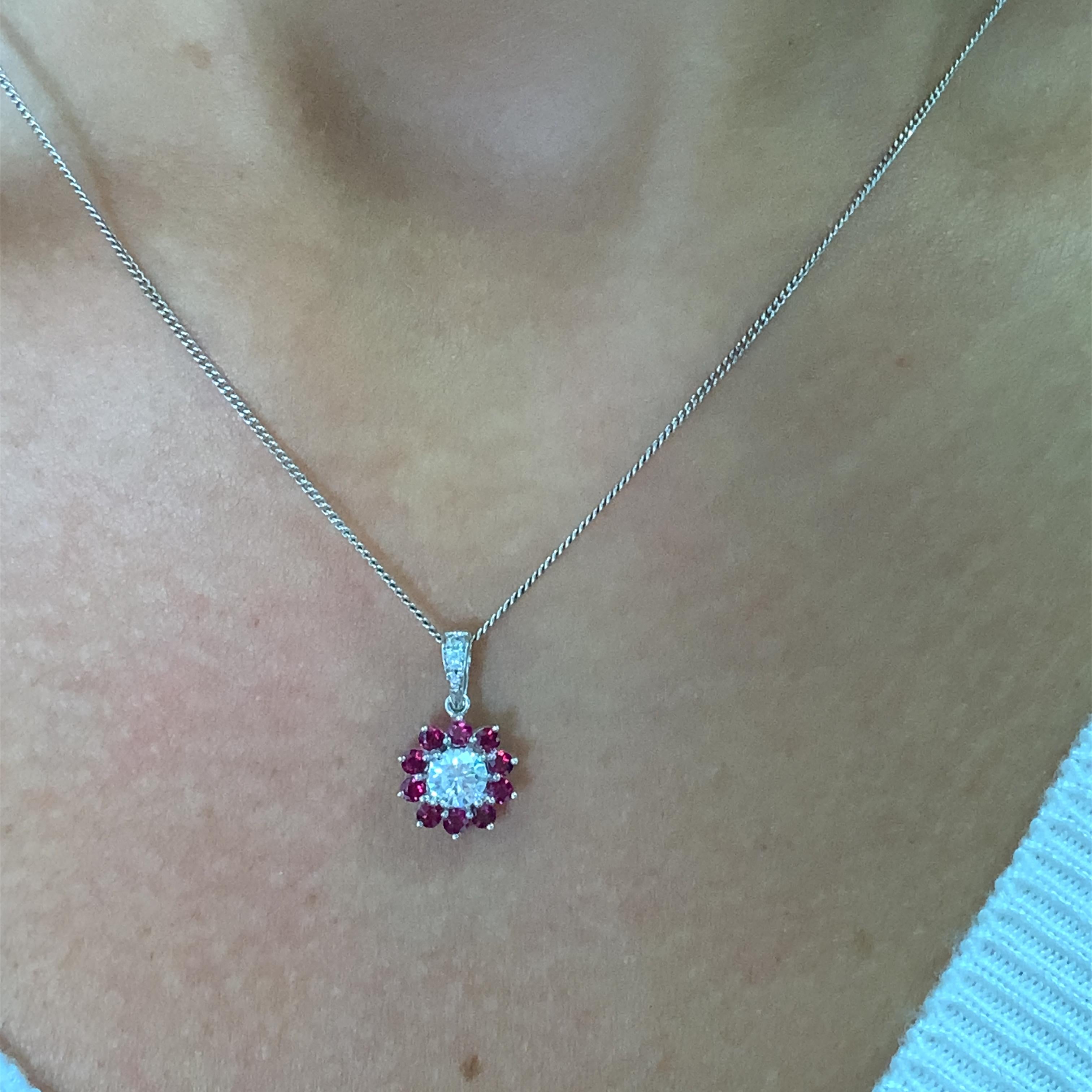 
Collar con colgante de rubíes y diamantes de 2,25 ct, engastado en oro de 18k.
Precioso engaste de diamantes y halo de rubí en oro blanco de 18 quilates.  
Peso total del colgante 0,85 ct. 
Piedra central de diamante y halo oculto 0,40ct color G