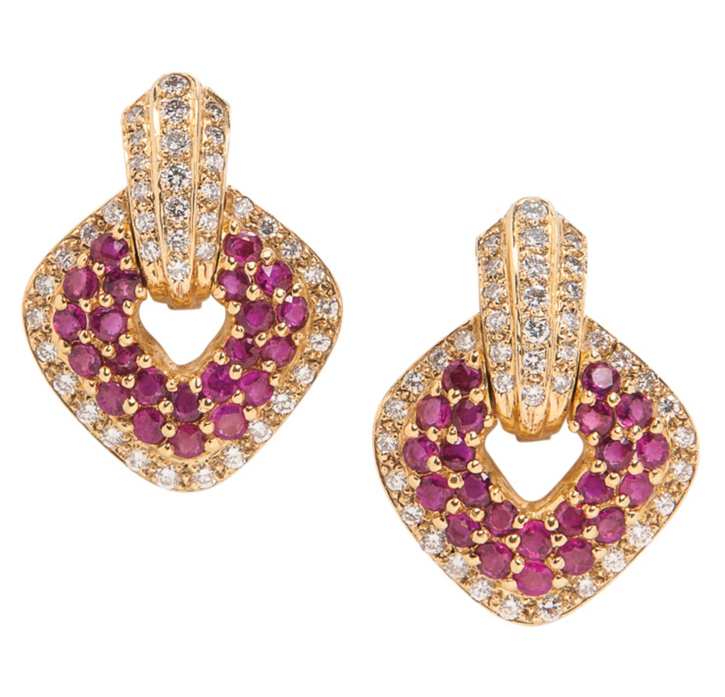 Boucles d'oreilles en or jaune 18 carats contenant des rubis ronds de taille brillante et environ 1,80 carats de diamants ronds de taille pleine.