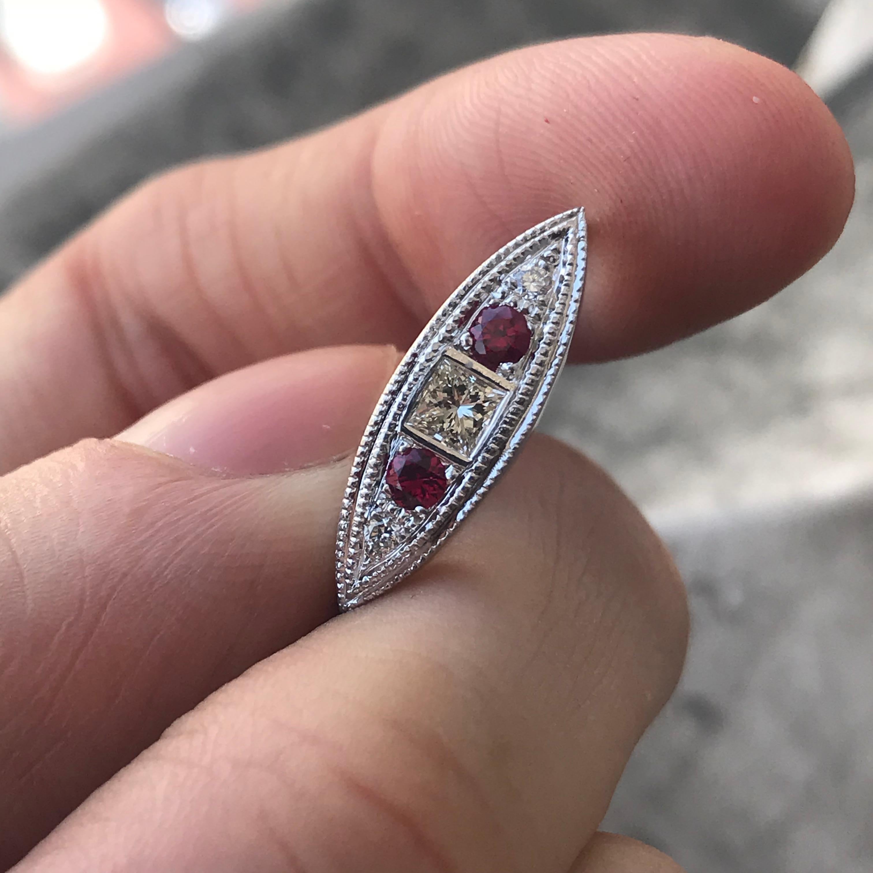 AS047-1300064

Der Ring wird auf Bestellung angefertigt und kann auch ohne den Mittelstein gekauft werden. Ich kann einen anderen Mittelstein liefern, der Ihrem Budget entspricht, wenn es höher oder niedriger ist. Es dauert etwa 1-2 Wochen ab dem