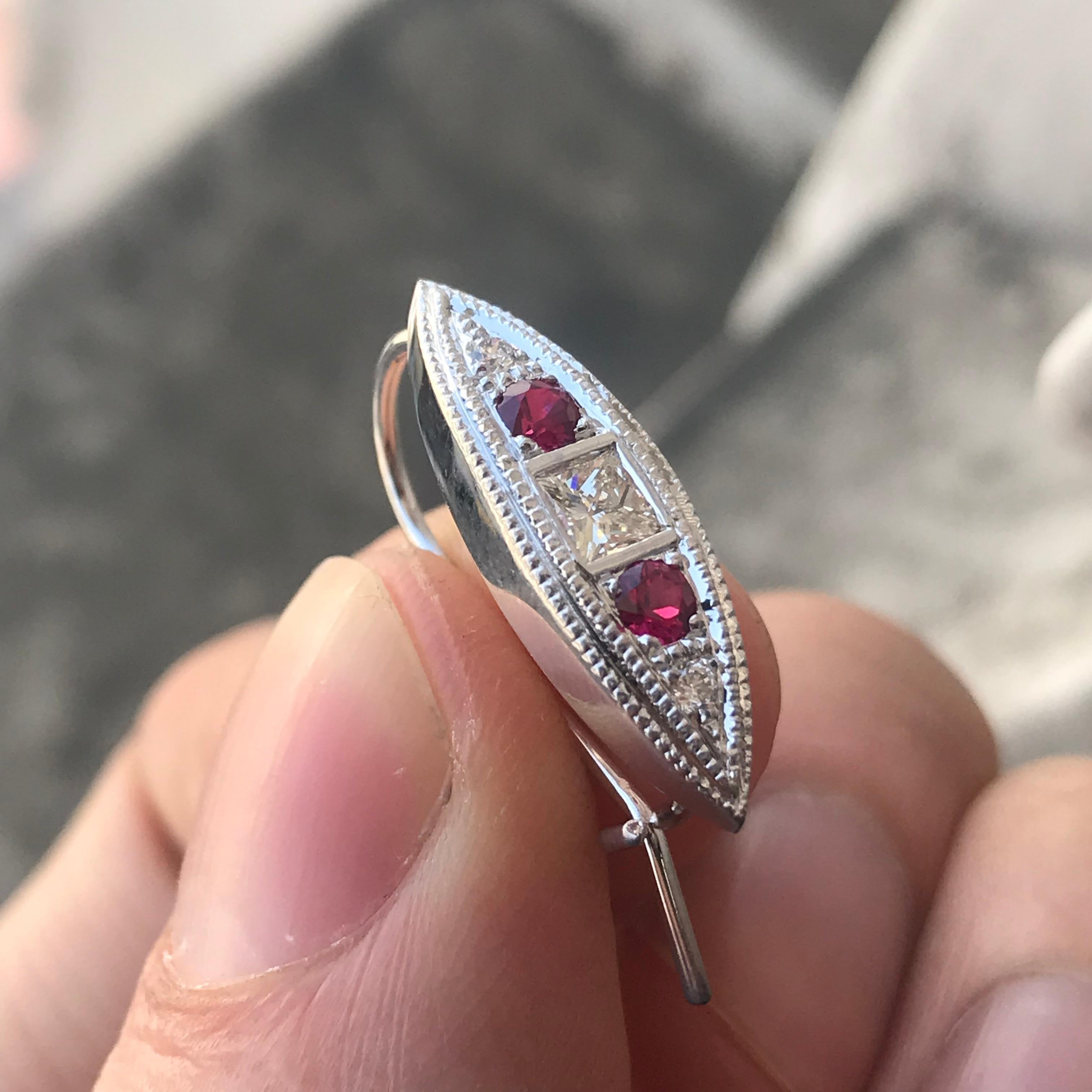 Ohrringe mit Rubinen und Diamanten in 18 Karat Weiß, Ben Dannie Design (Moderne) im Angebot