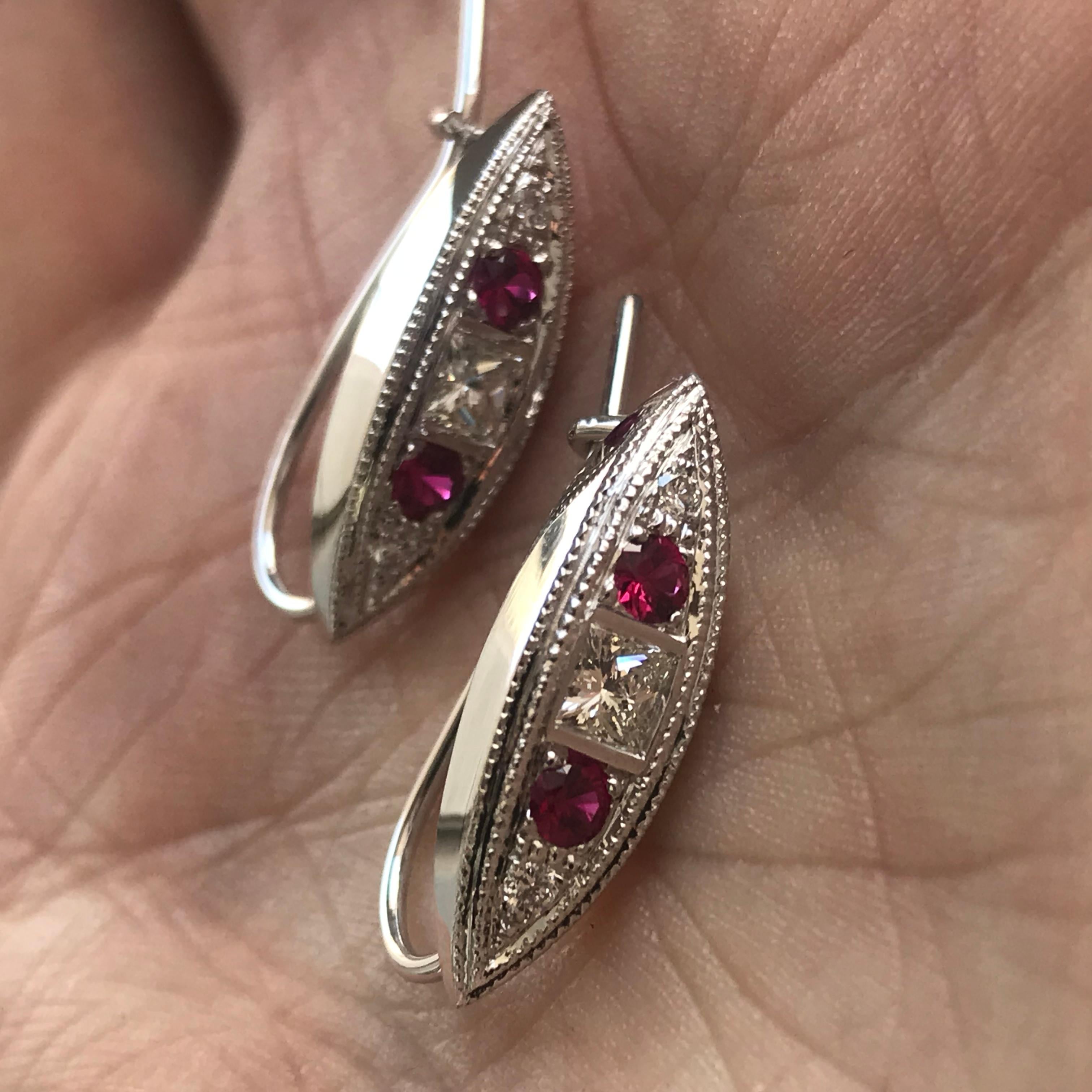 Ohrringe mit Rubinen und Diamanten in 18 Karat Weiß, Ben Dannie Design (Carréschliff) im Angebot