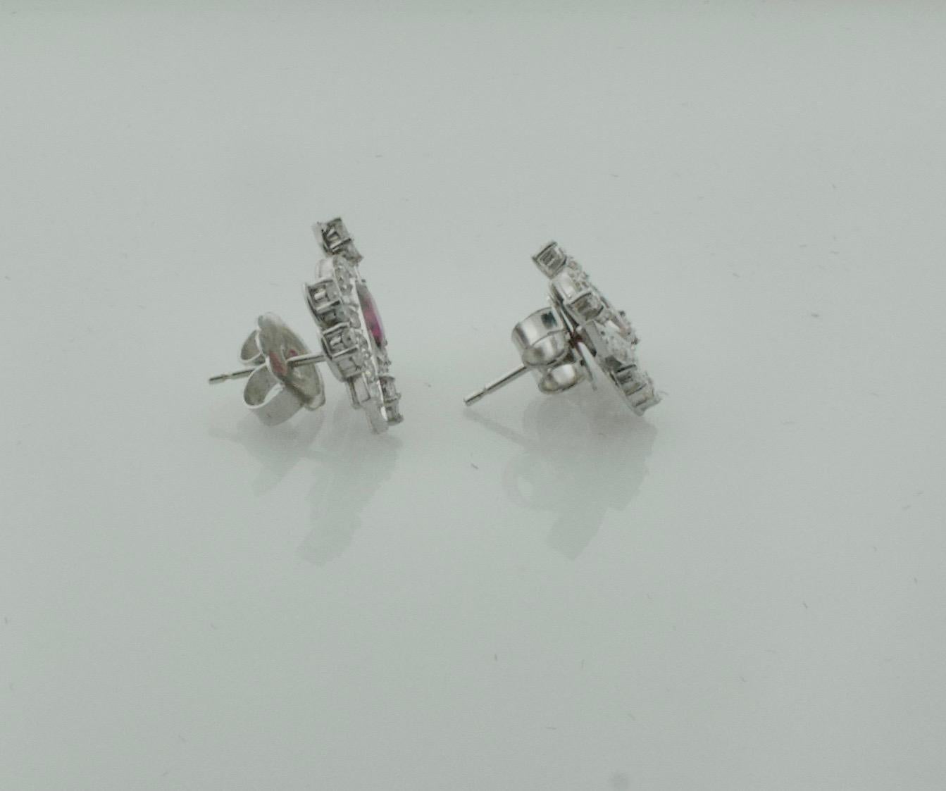 Taglio ovale Orecchini di rubini e diamanti del 1930 circa in platino in vendita