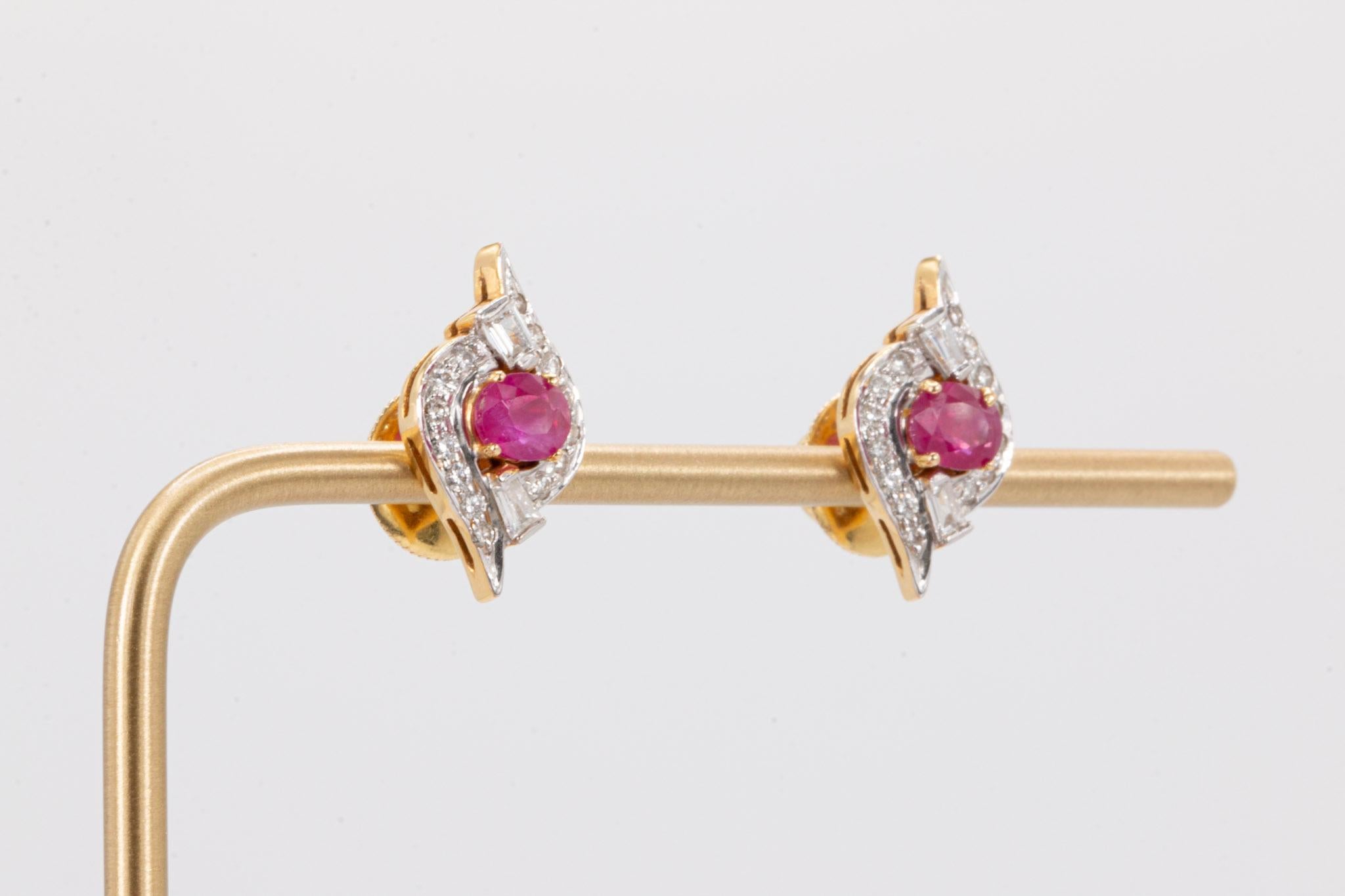 Boucles d'oreilles en or jaune 18K avec rubis et diamants

Une superbe paire de boucles d'oreilles en rubis et diamants, fabriquées à la main dans un luxueux or 18 carats. Ces boucles d'oreilles exquises mettent en valeur deux rubis naturels de
