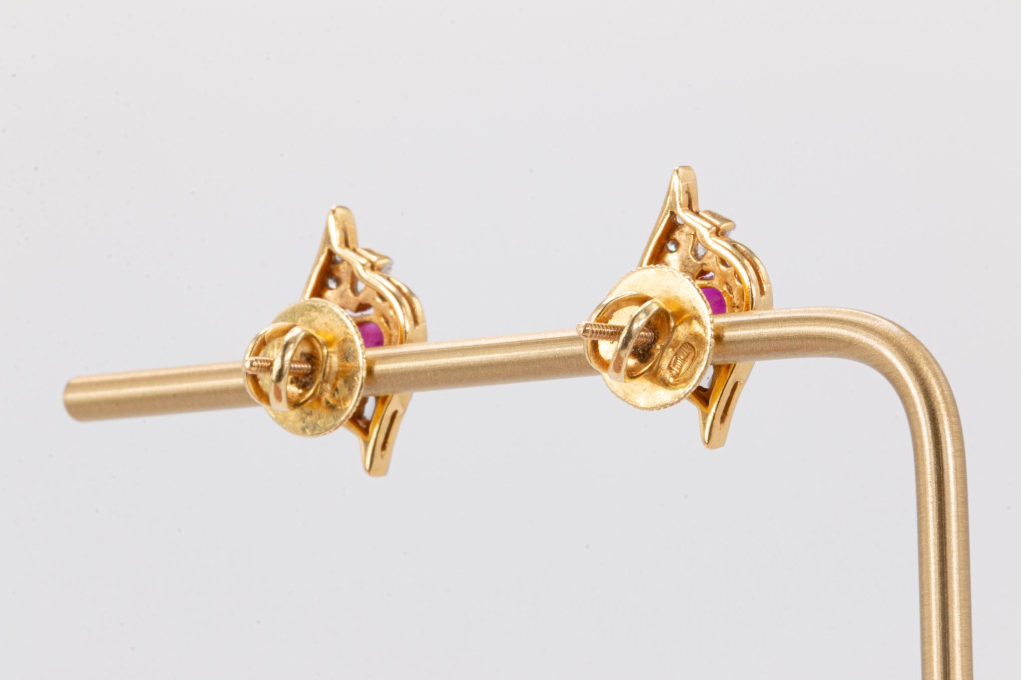 Taille ovale Boucles d'oreilles en or jaune 18K avec rubis et diamants en vente