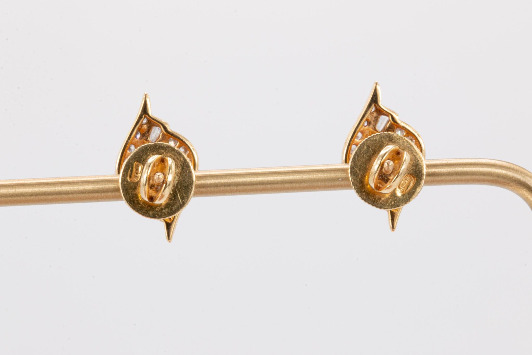 Boucles d'oreilles en or jaune 18K avec rubis et diamants Neuf - En vente à Houston, TX