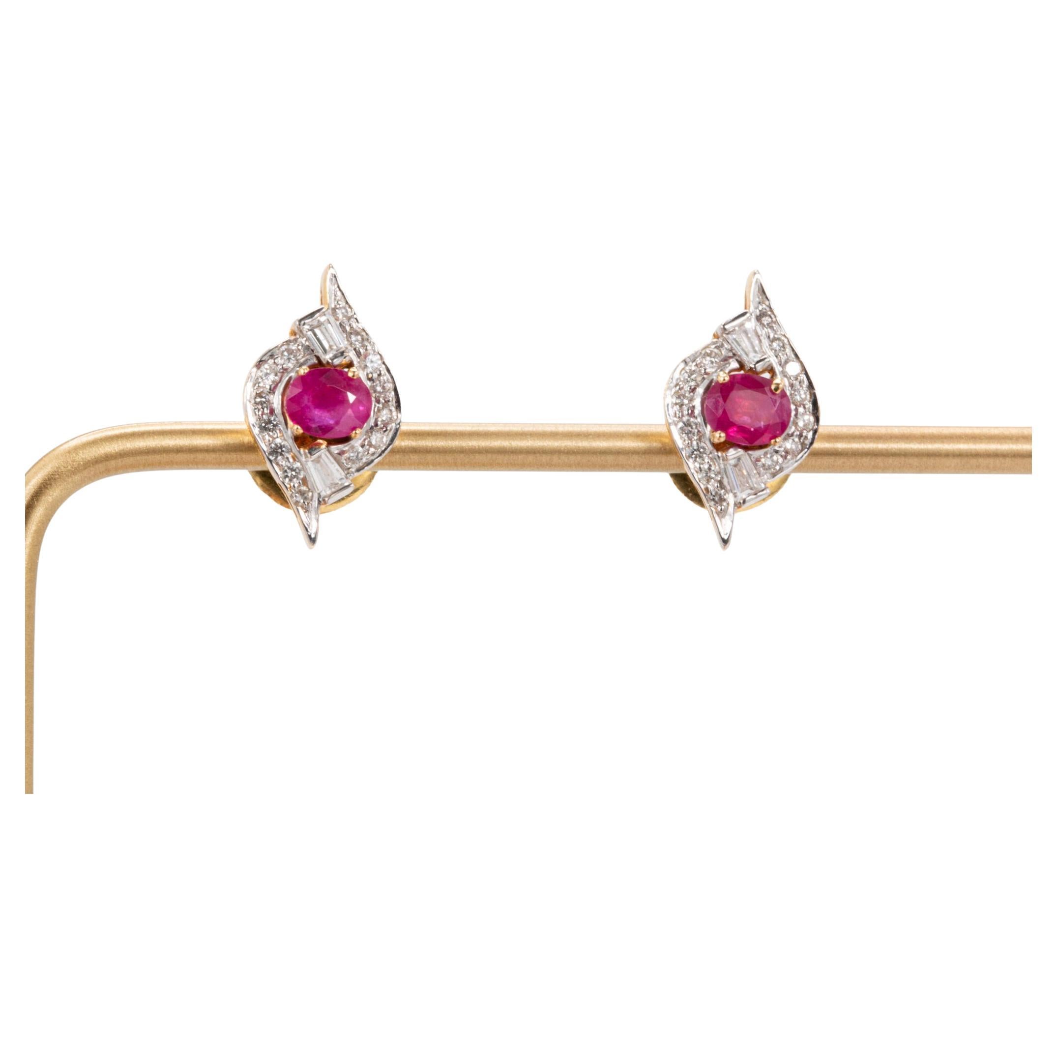 Boucles d
oreilles en or jaune 18K avec rubis et diamants