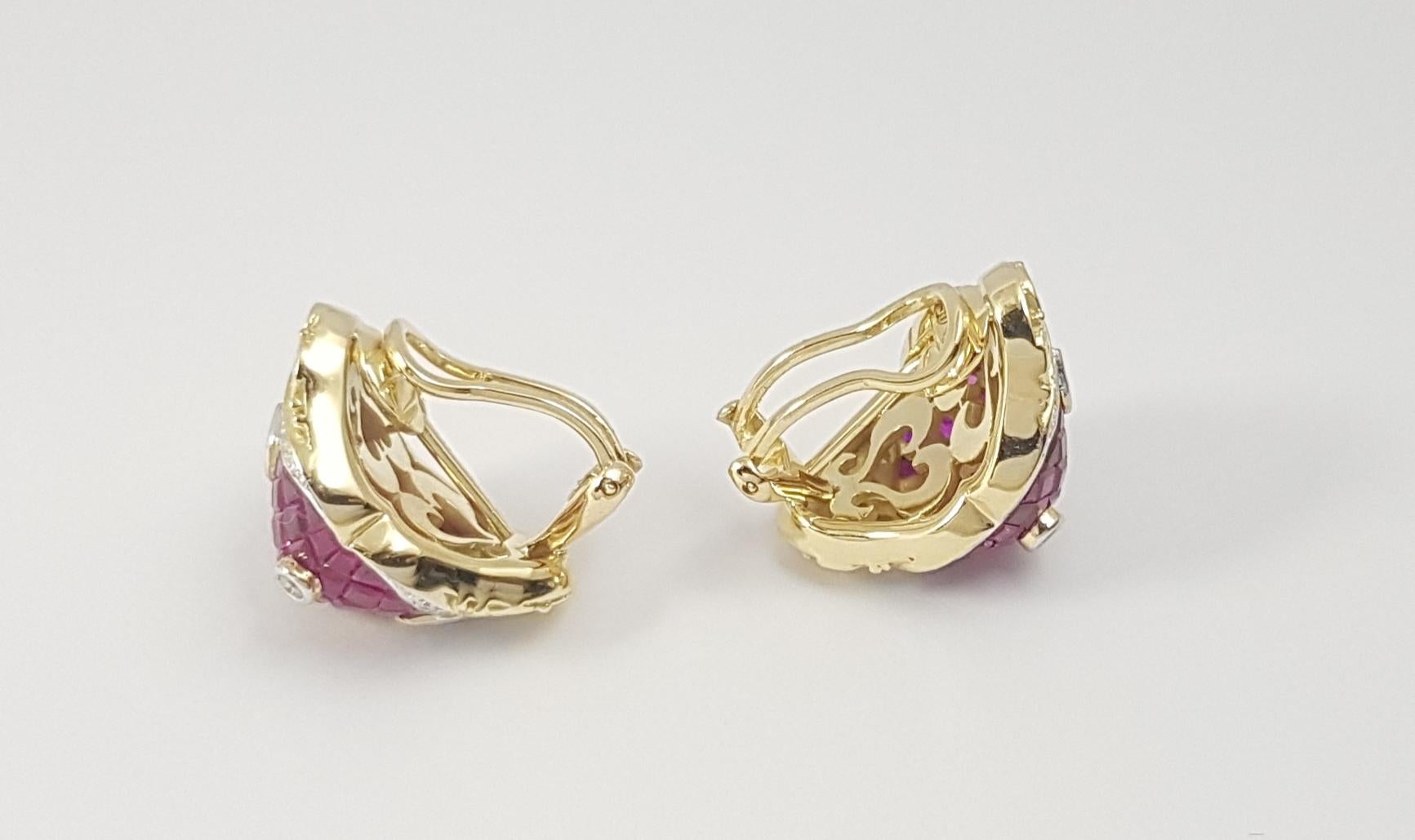Ruby and Diamond Earrings Set in 18 Karat Gold Settings In New Condition For Sale In Bangkok, TH