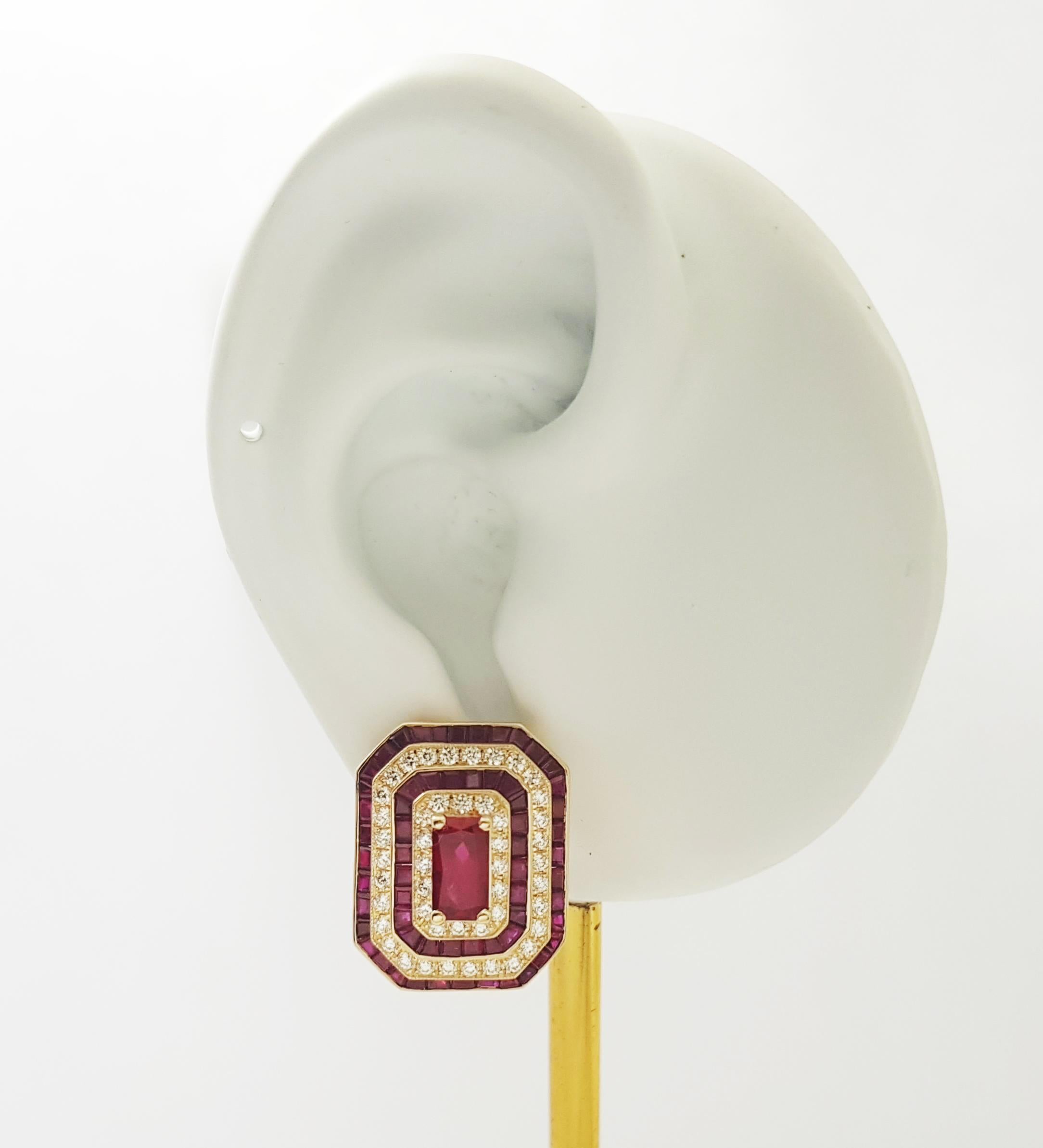 Boucles d'oreilles composées de rubis 1,96 carats, de rubis 3,80 carats et de diamants 1,01 carats, montées sur or 18 carats

Largeur : 1.7 cm 
Longueur : 2.1 cm
Poids total : 13,31 grammes

