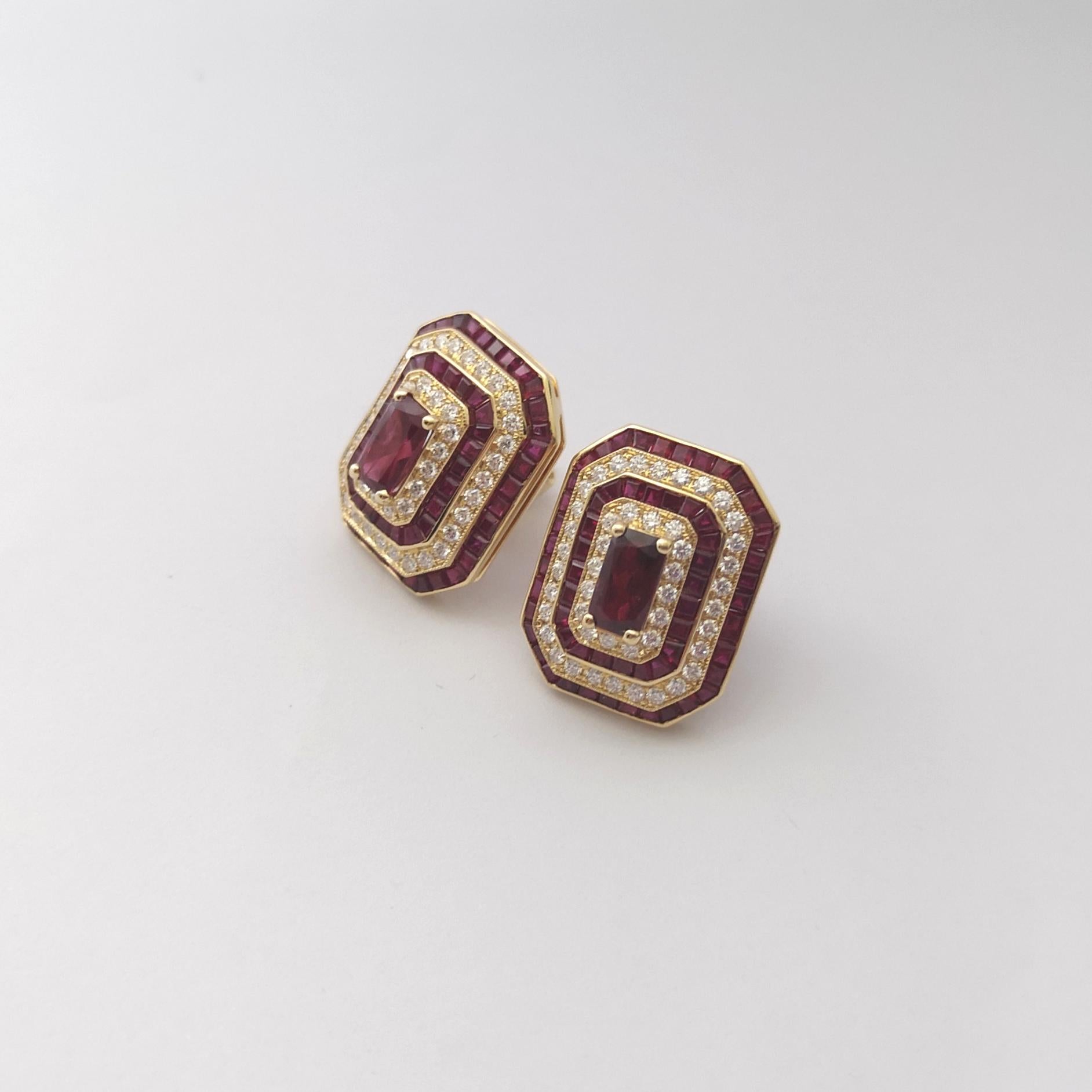 Boucles d'oreilles rubis et diamants en or 18 carats Neuf - En vente à Bangkok, TH