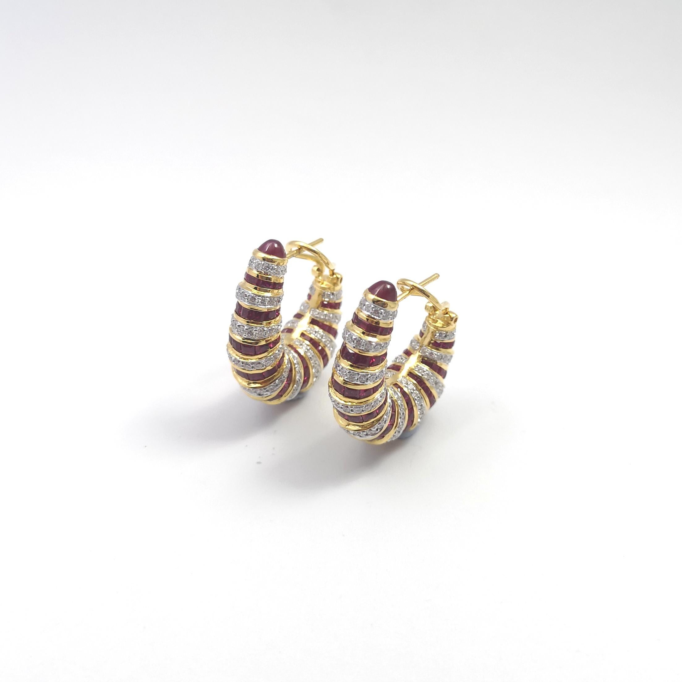 Ohrringe mit Rubin und Diamanten in 18 Karat Goldfassungen gefasst im Zustand „Neu“ im Angebot in Bangkok, TH