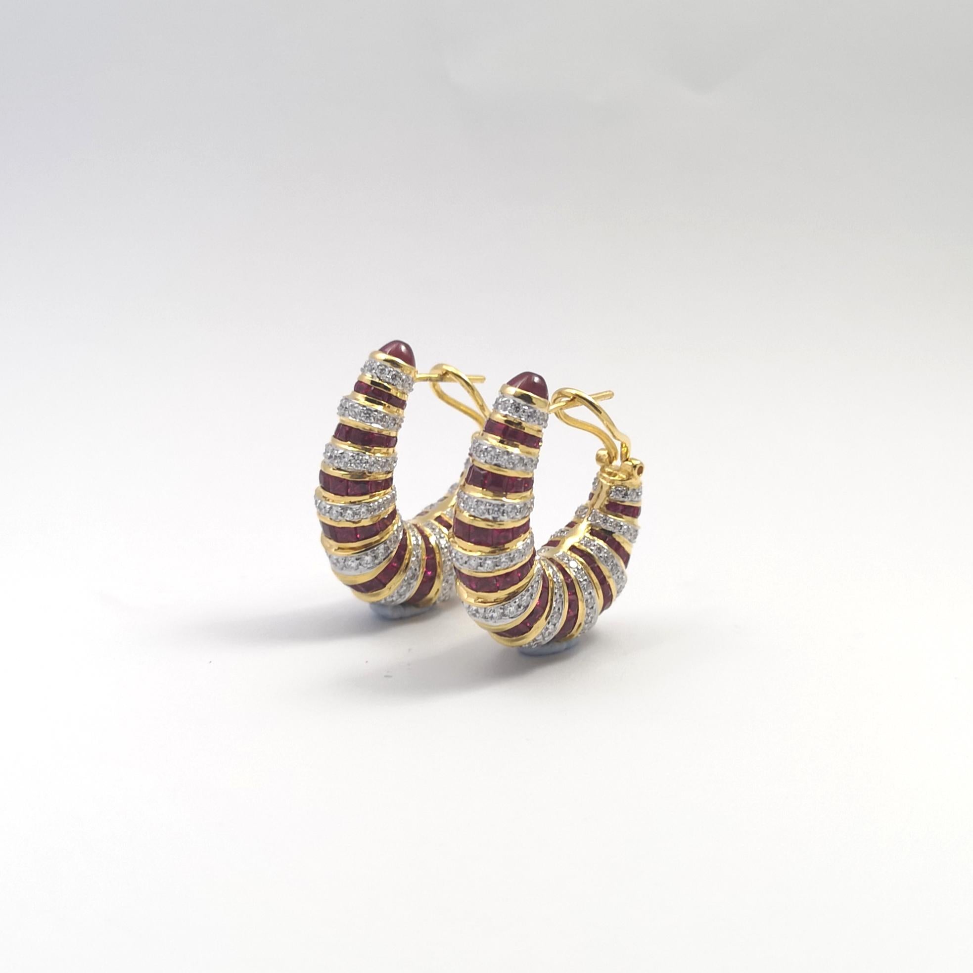 Ohrringe mit Rubin und Diamanten in 18 Karat Goldfassungen gefasst Damen im Angebot