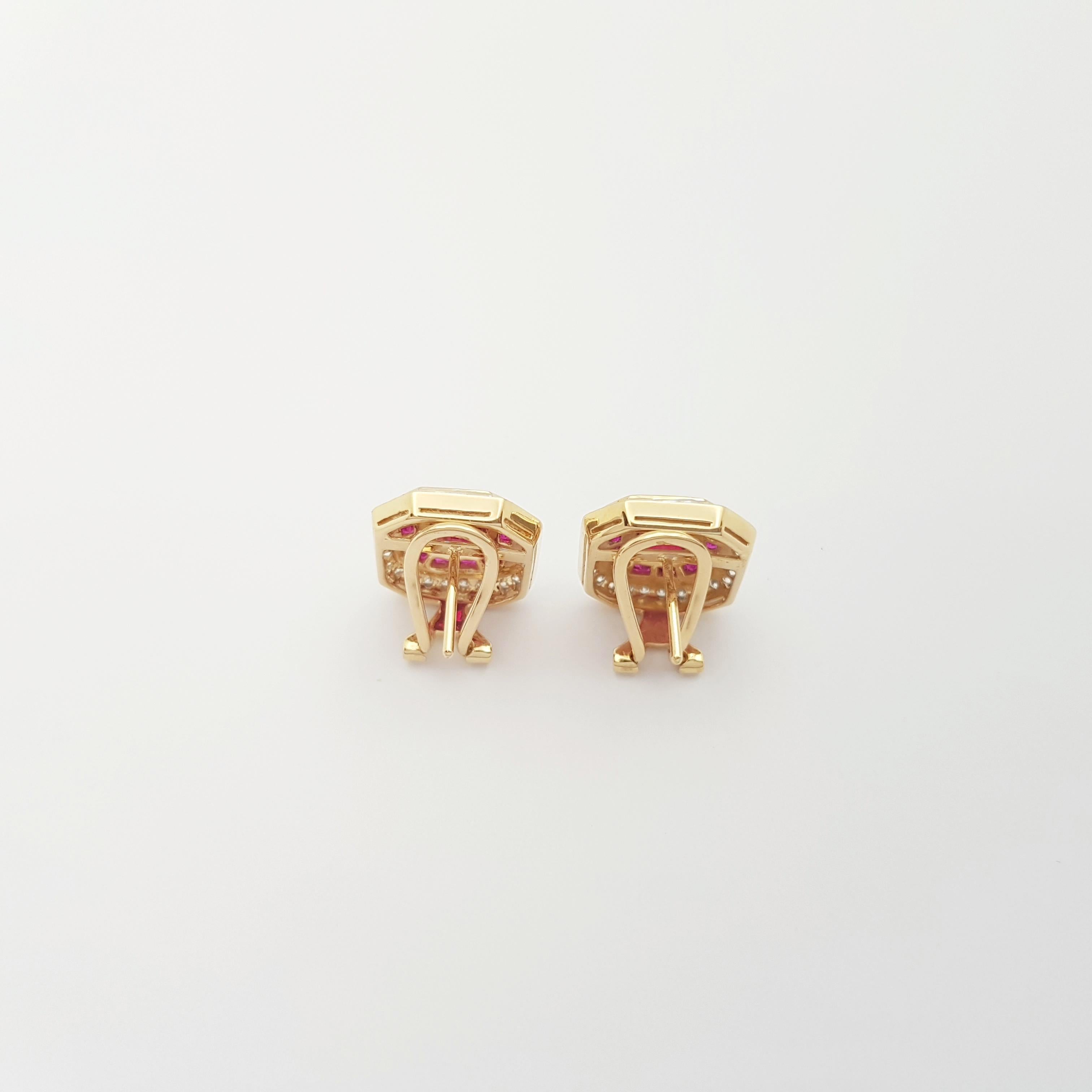 Orecchini di rubini e diamanti con montatura in oro 18K in vendita 1