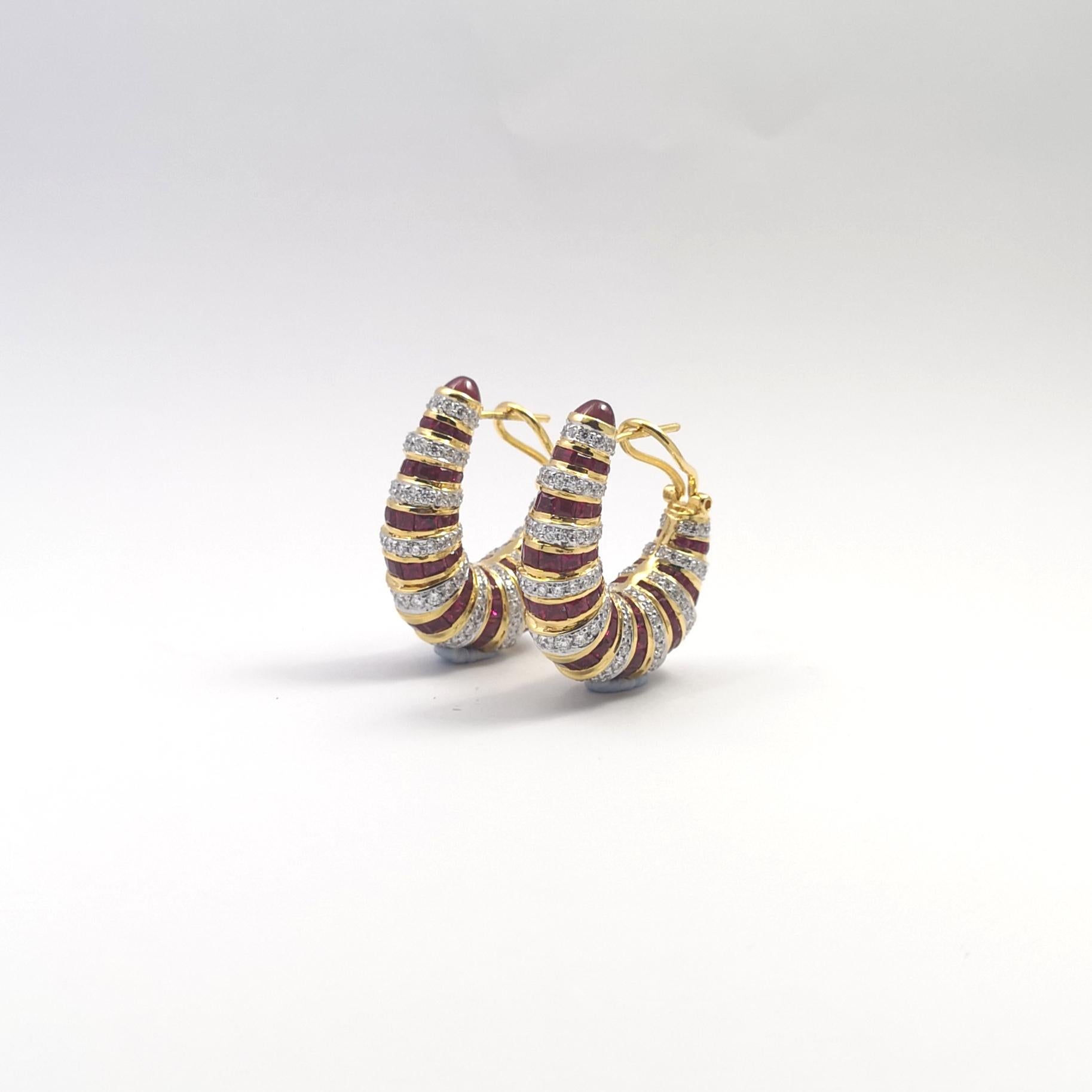 Ohrringe mit Rubin und Diamanten in 18 Karat Goldfassungen gefasst im Angebot 1