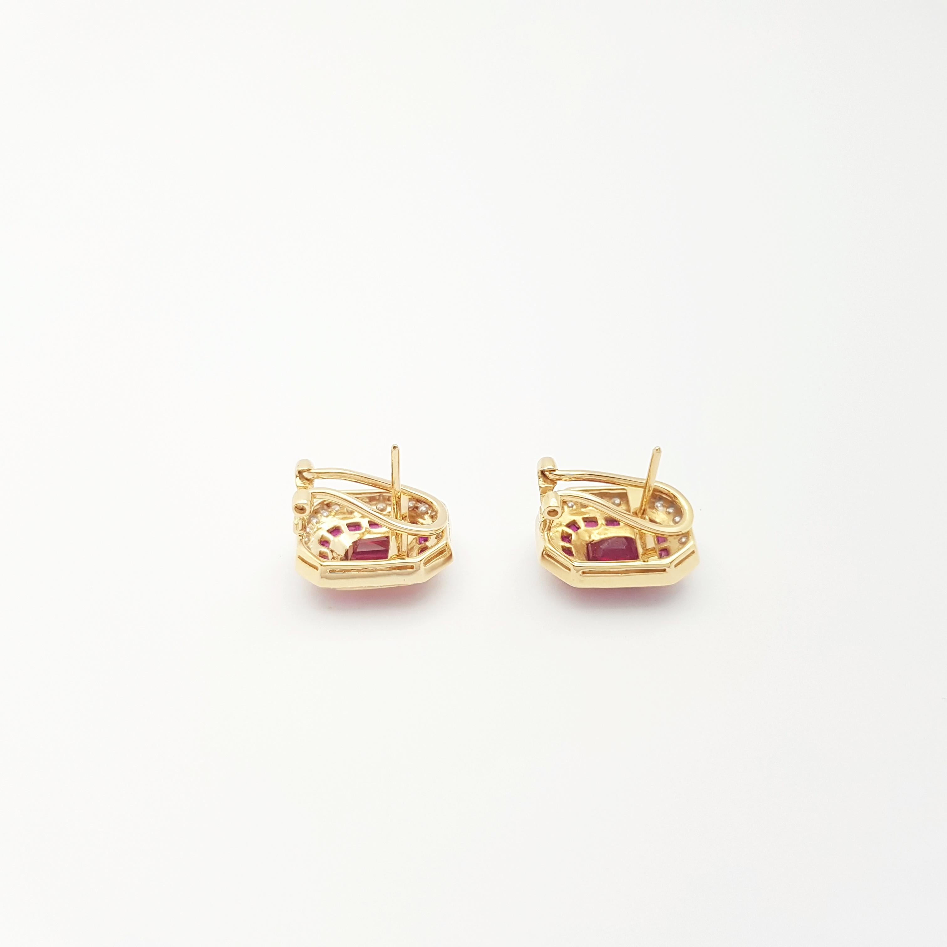 Orecchini di rubini e diamanti con montatura in oro 18K in vendita 2