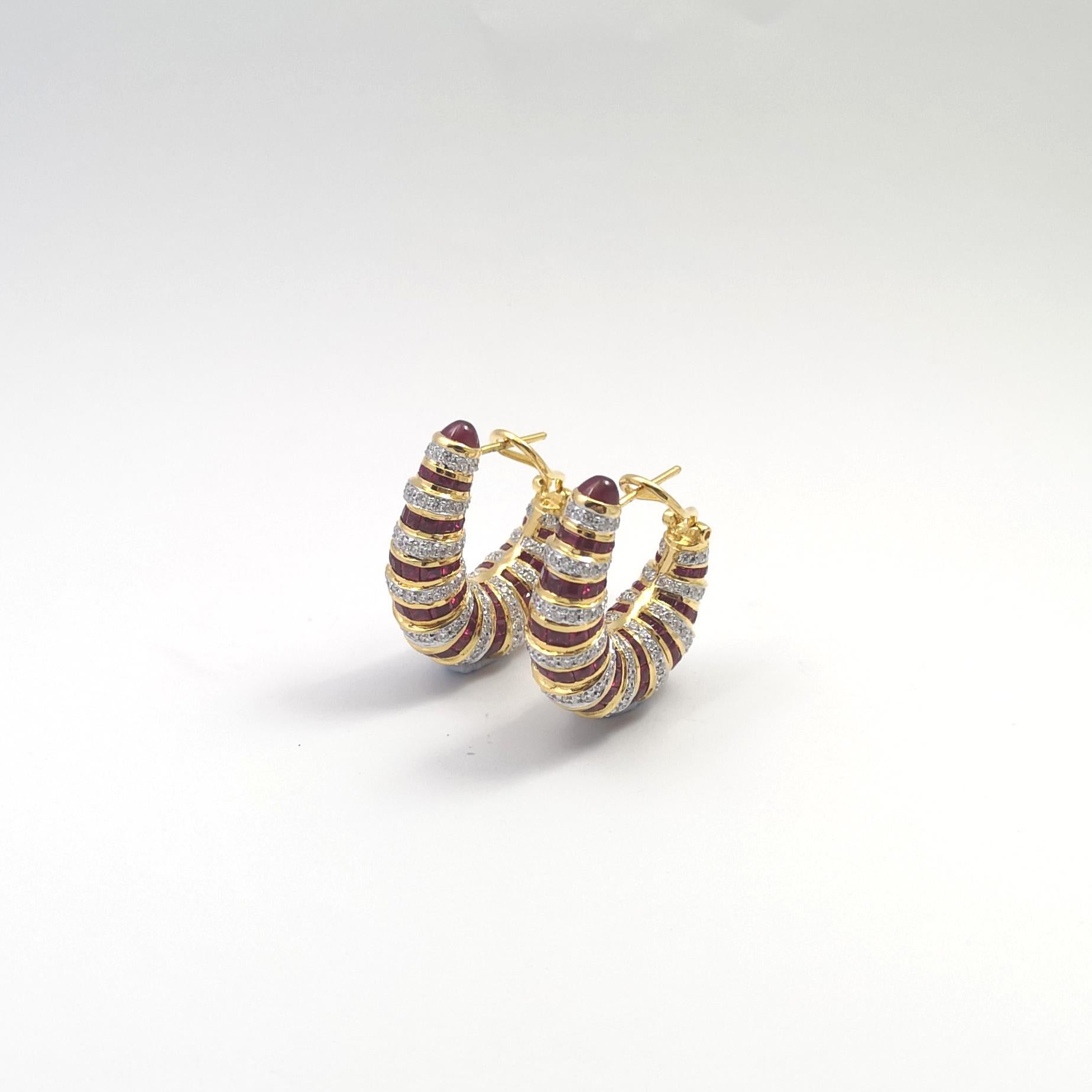 Ohrringe mit Rubin und Diamanten in 18 Karat Goldfassungen gefasst im Angebot 2