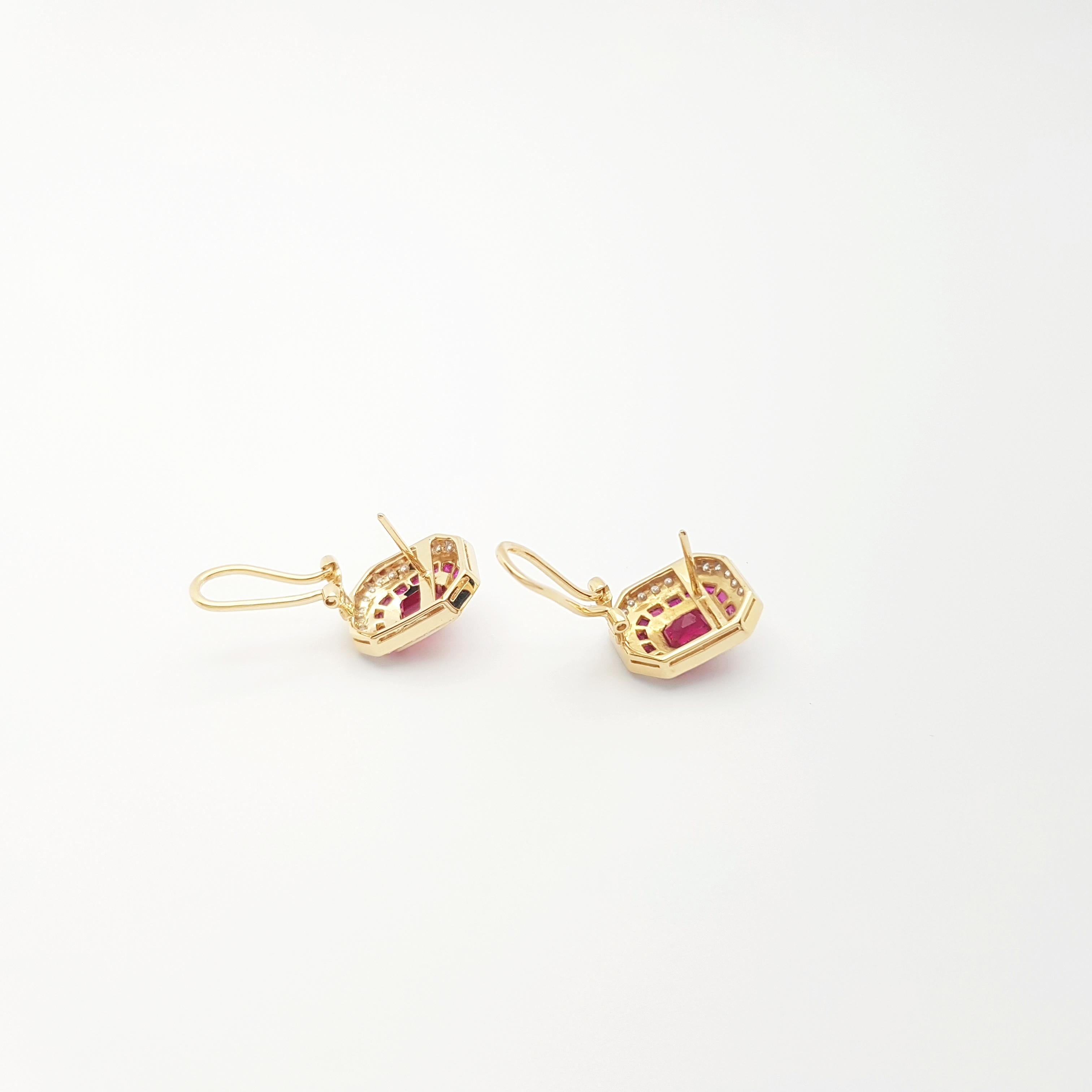Orecchini di rubini e diamanti con montatura in oro 18K in vendita 3