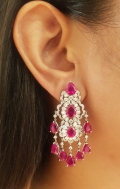 Pendientes de rubí y diamantes engastados en oro blanco de 18 quilates