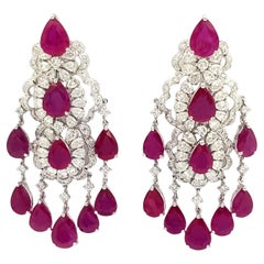 Boucles d'oreilles rubis et diamants sur monture en or blanc 18K