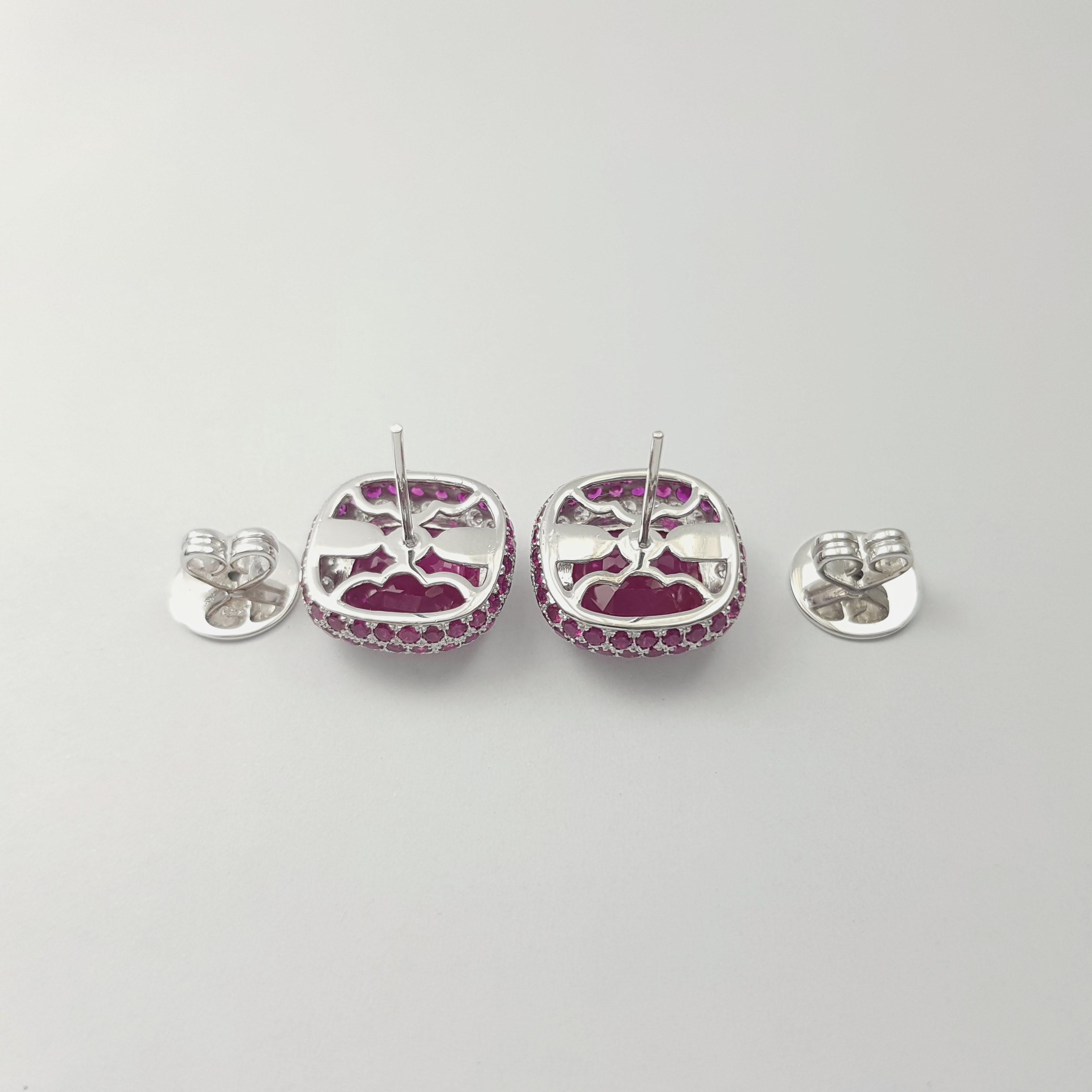 Orecchini con rubini e diamanti incastonati in oro bianco 18K in vendita 4