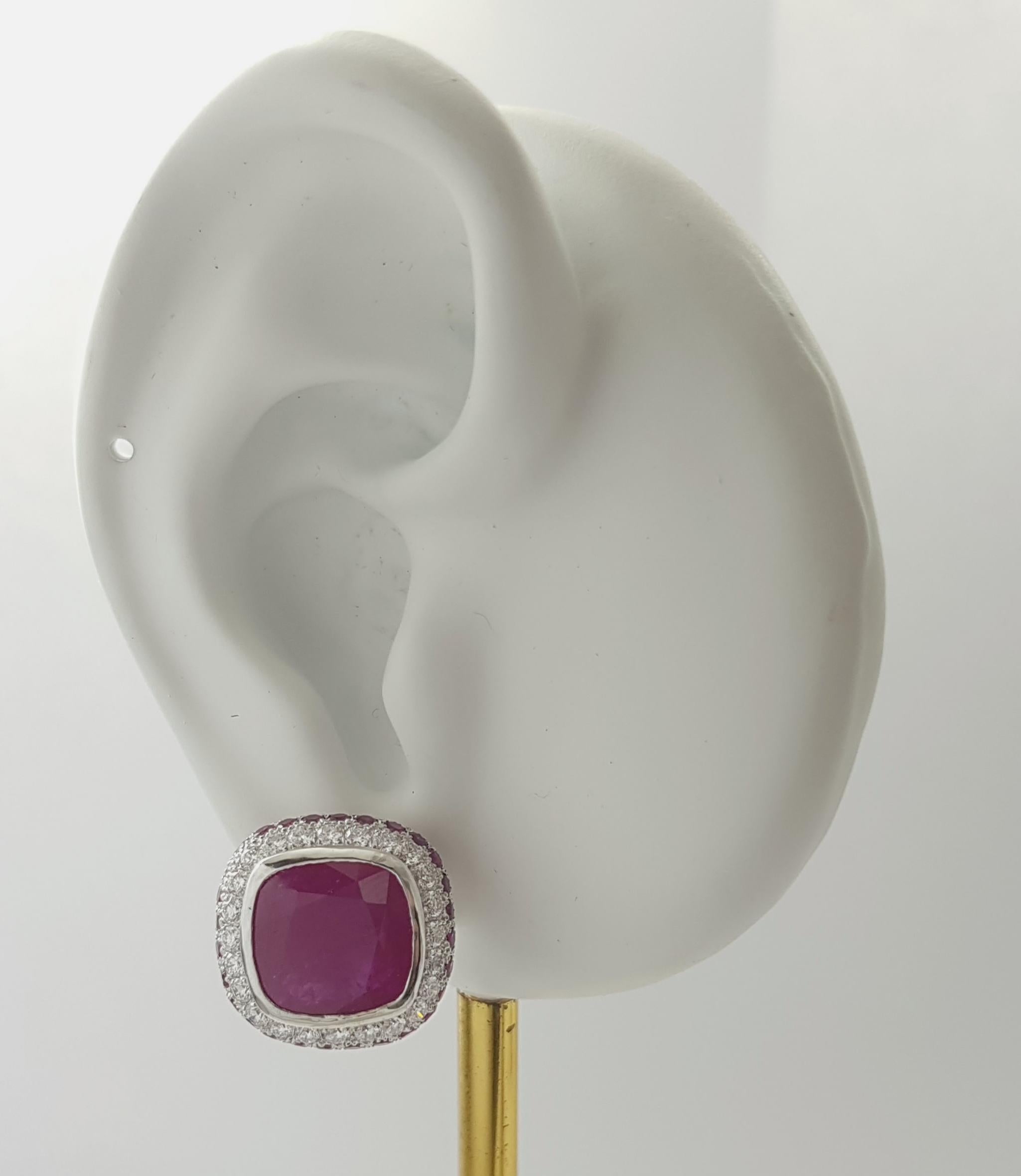 Rubino 10,26 carati, rubino 2,16 carati e diamante 1,04 carati Orecchini con montatura in oro bianco 18 carati

Larghezza: 1.6 cm 
Lunghezza: 1.6 cm
Peso totale: 10.43 grammi

