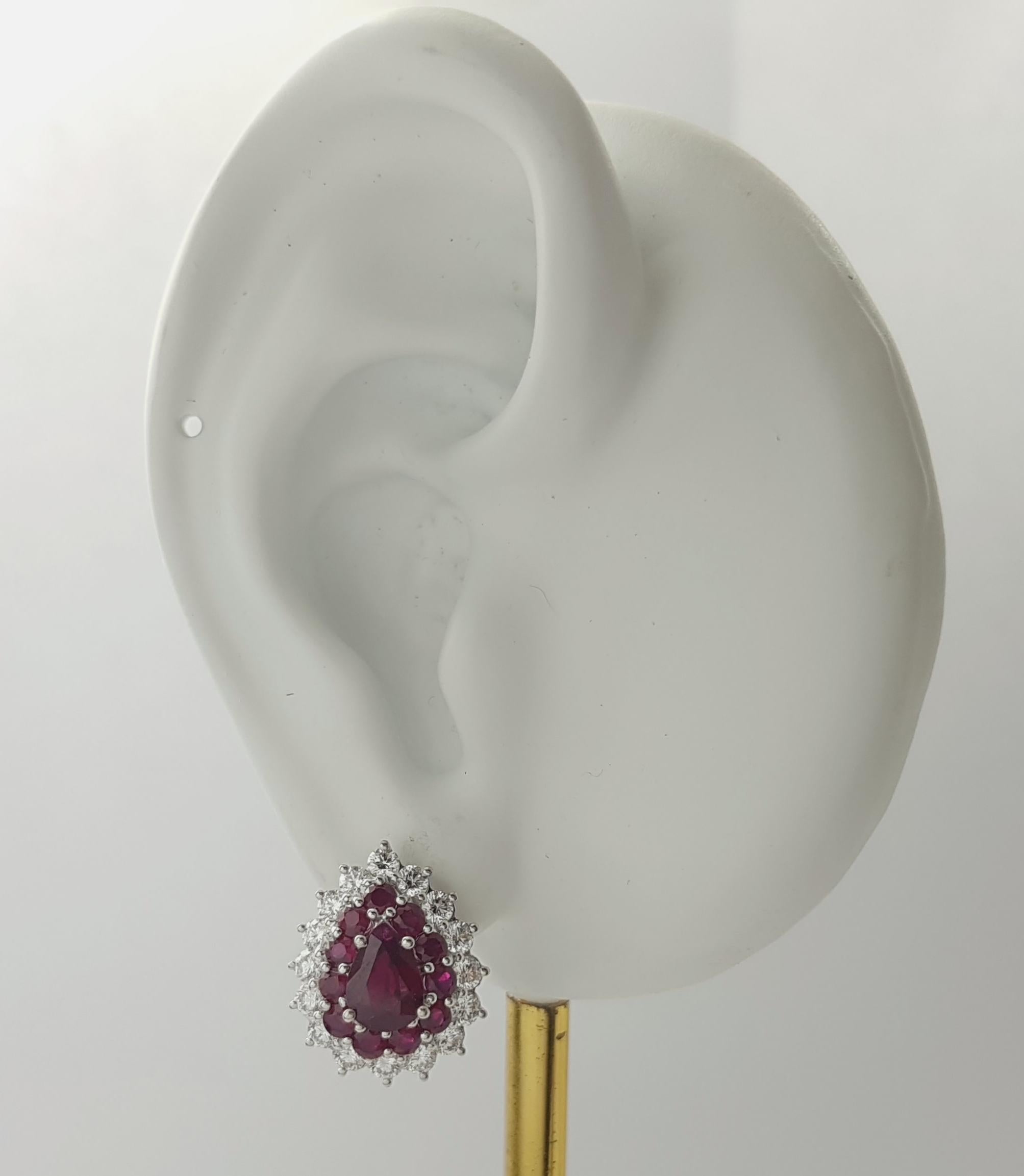 Orecchini con rubino da 1,76 carati, rubino da 1,39 carati e diamante da 1,27 carati con montatura in oro bianco 18K

Larghezza: 1.4 cm 
Lunghezza: 1.7 cm
Peso totale: 7,57 grammi

